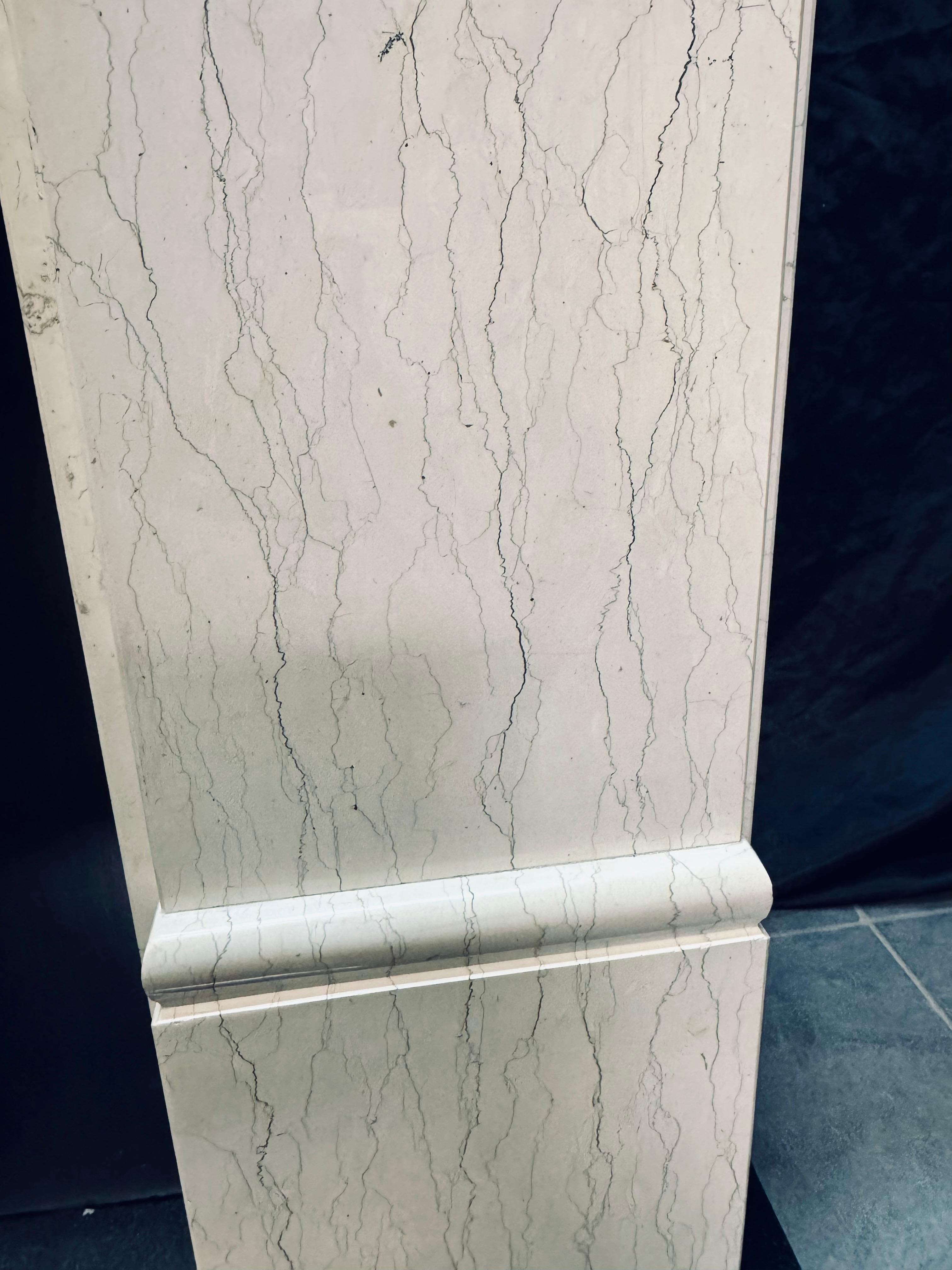 Rivestimento per caminetto in marmo venato di stile vittoriano della fine del XIX secolo. in vendita 3