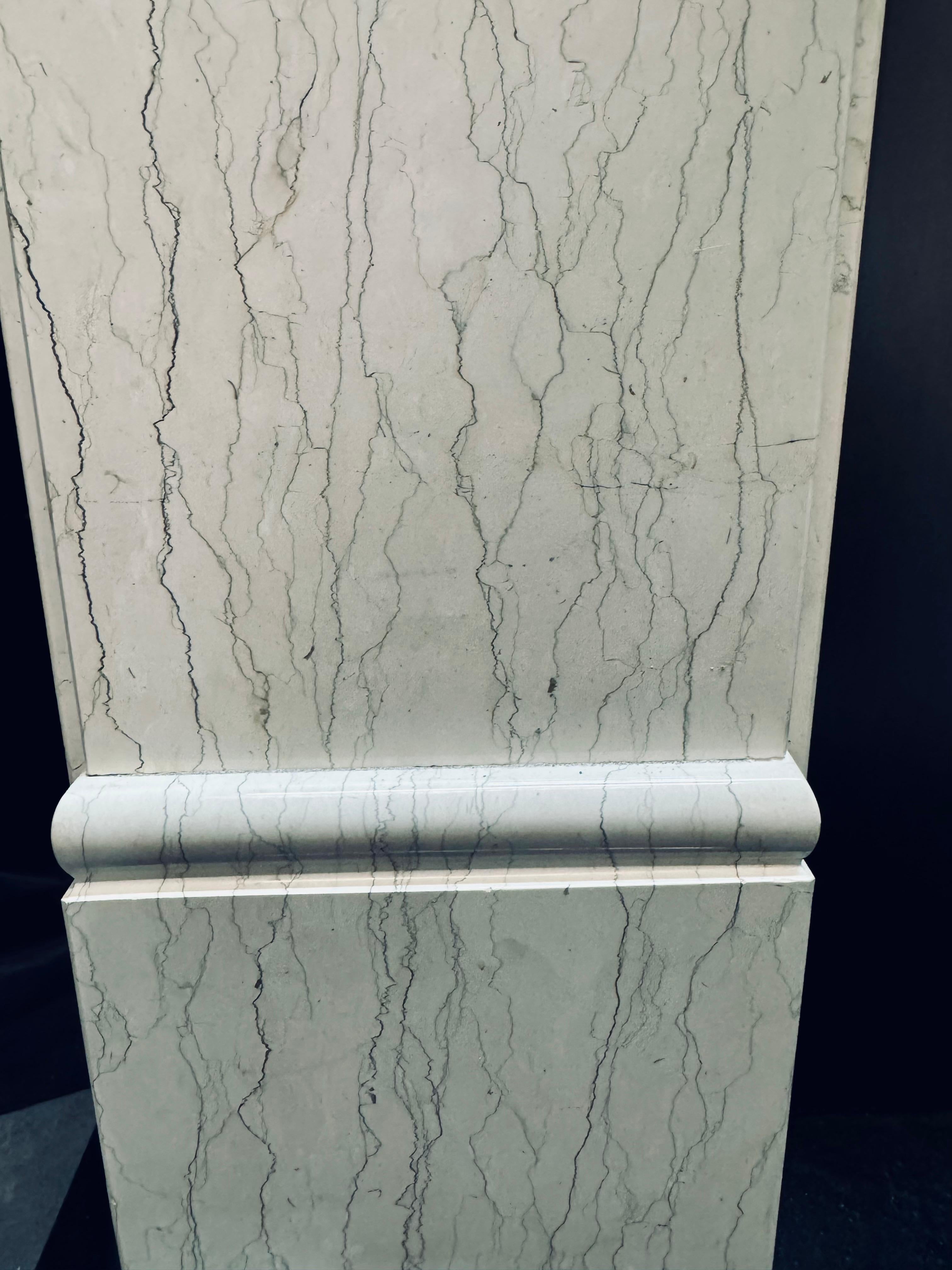 Rivestimento per caminetto in marmo venato di stile vittoriano della fine del XIX secolo. in vendita 4
