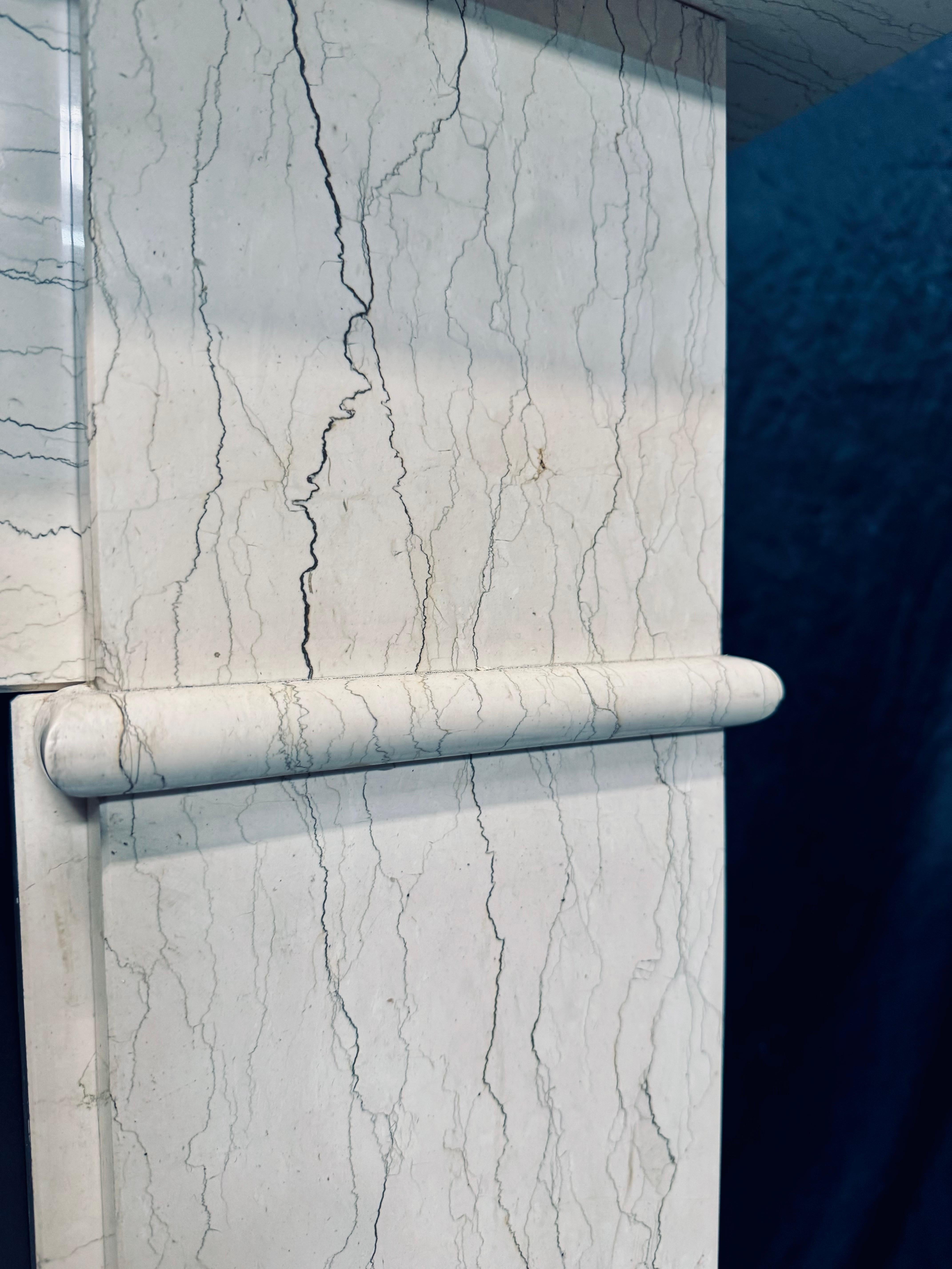 Rivestimento per caminetto in marmo venato di stile vittoriano della fine del XIX secolo. in vendita 5