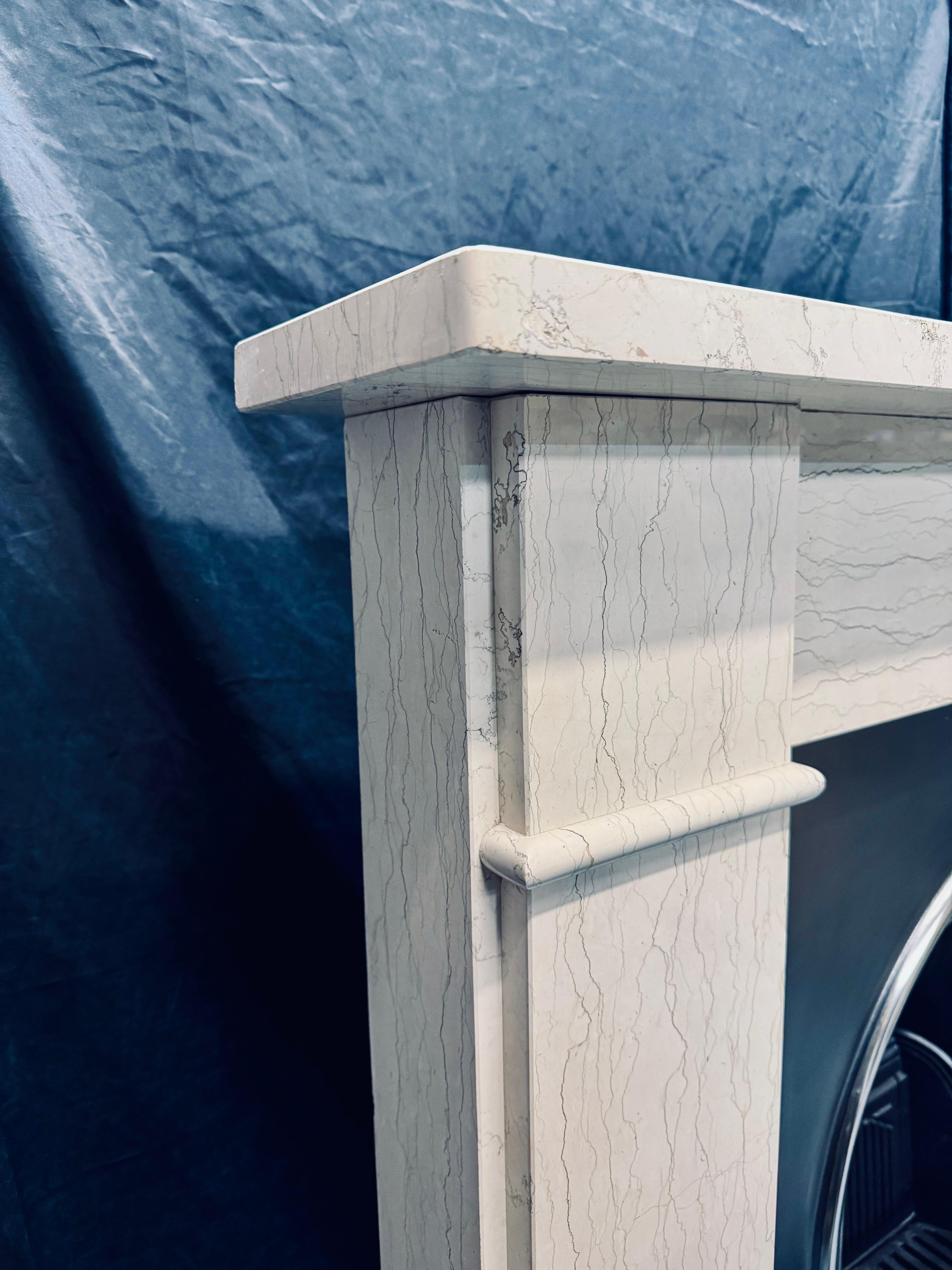 Vittoriano Rivestimento per caminetto in marmo venato di stile vittoriano della fine del XIX secolo. in vendita
