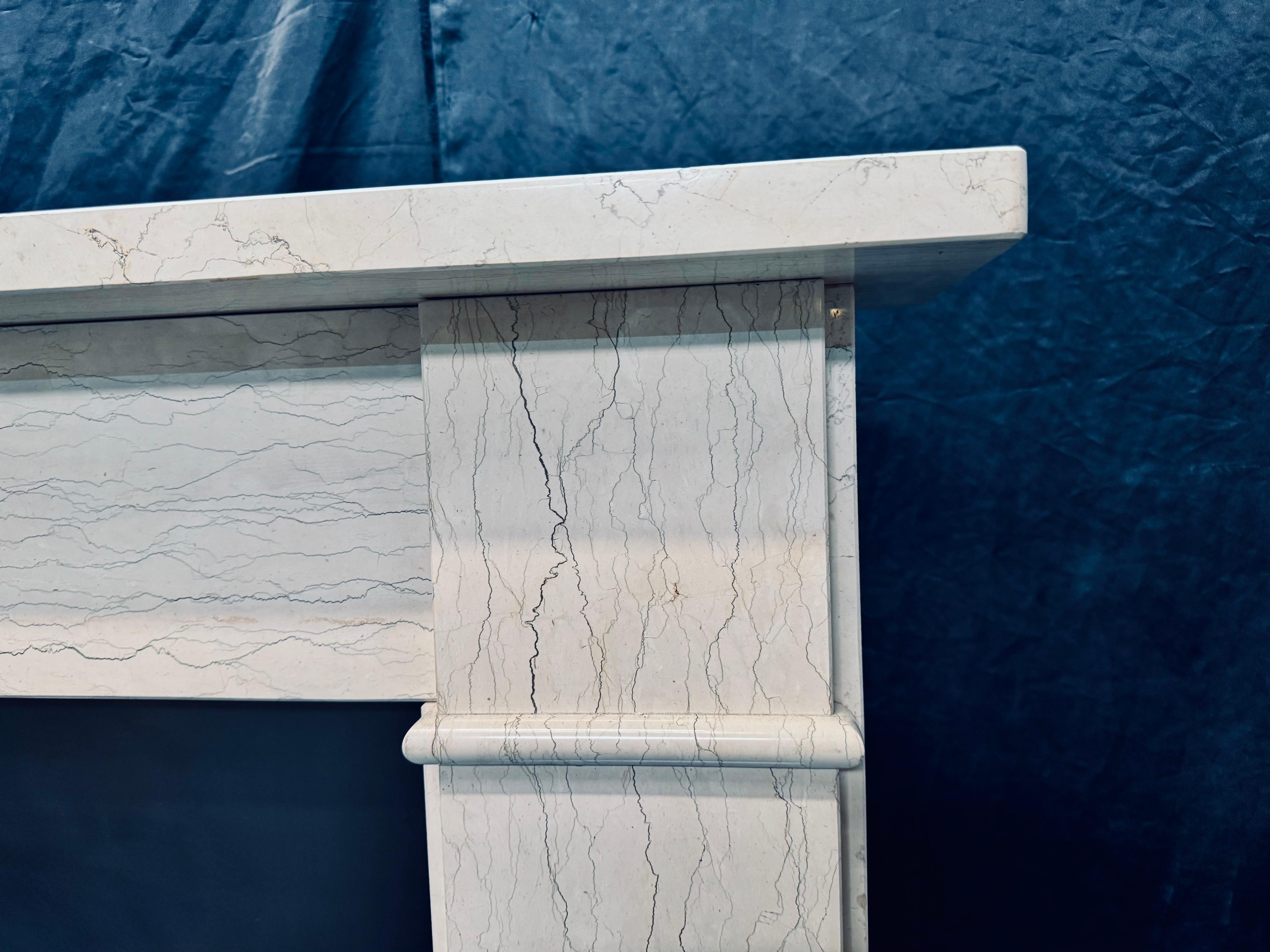 Inglese Rivestimento per caminetto in marmo venato di stile vittoriano della fine del XIX secolo. in vendita