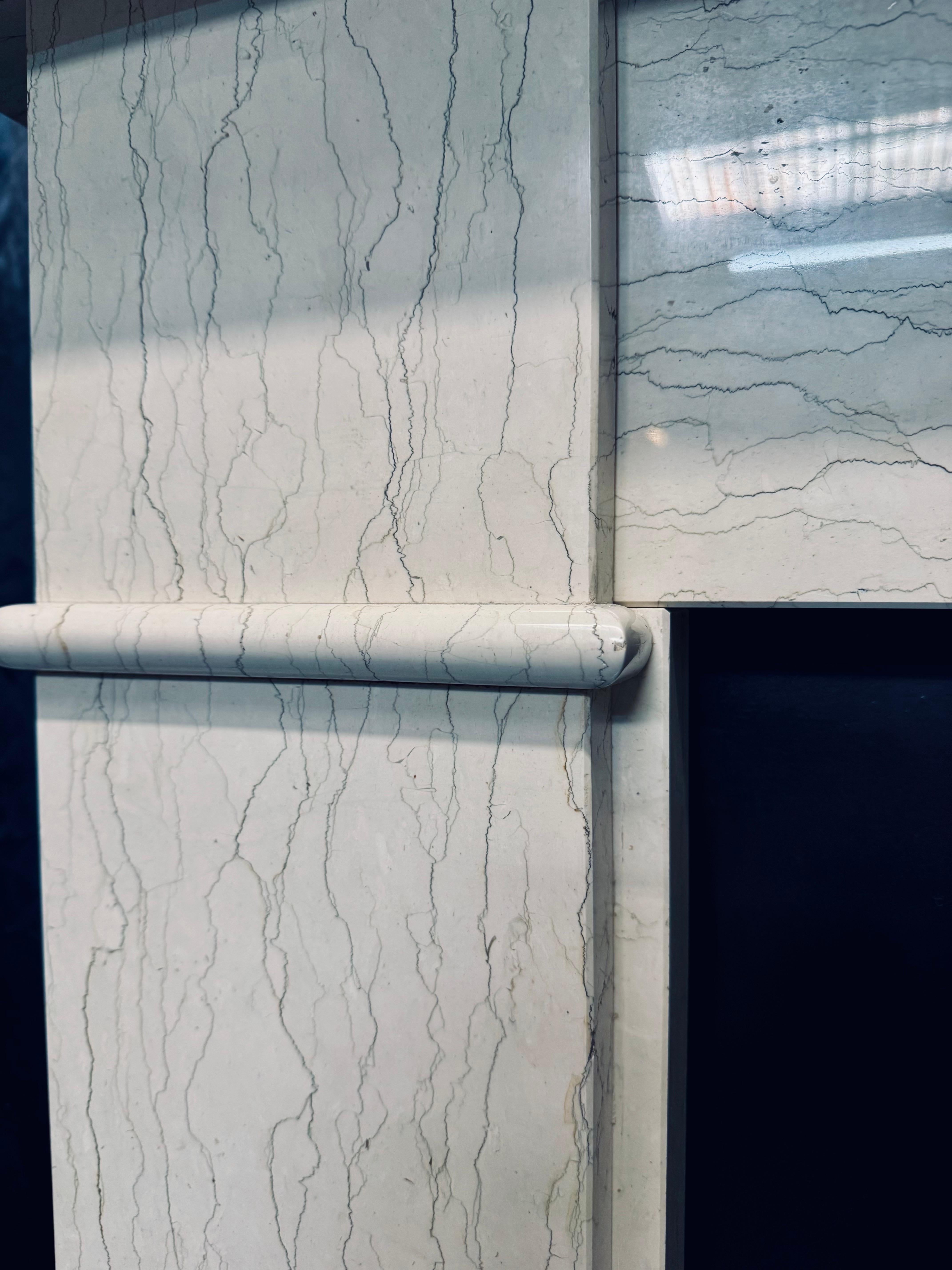 Intagliato Rivestimento per caminetto in marmo venato di stile vittoriano della fine del XIX secolo. in vendita