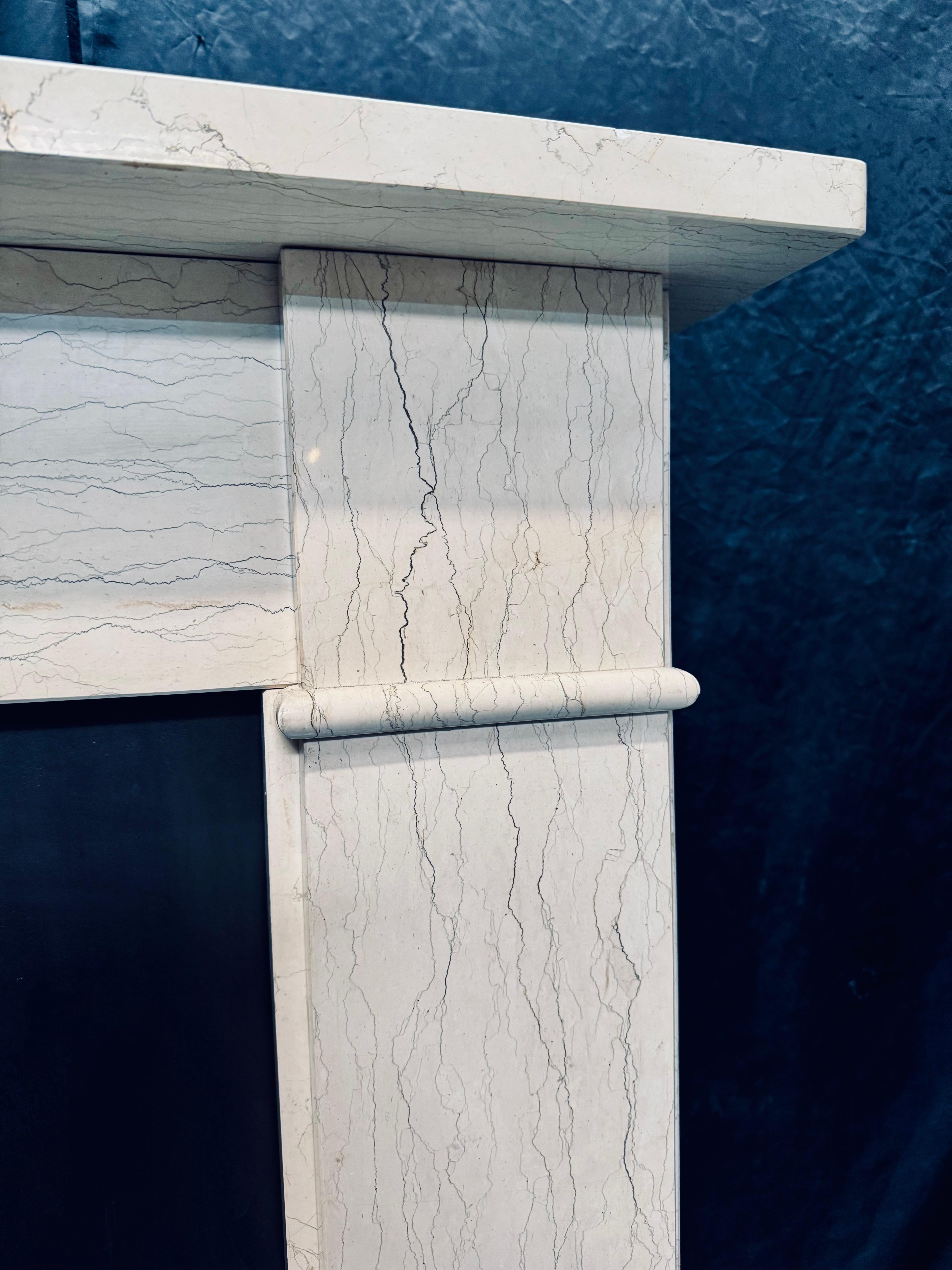 Metà XX secolo Rivestimento per caminetto in marmo venato di stile vittoriano della fine del XIX secolo. in vendita