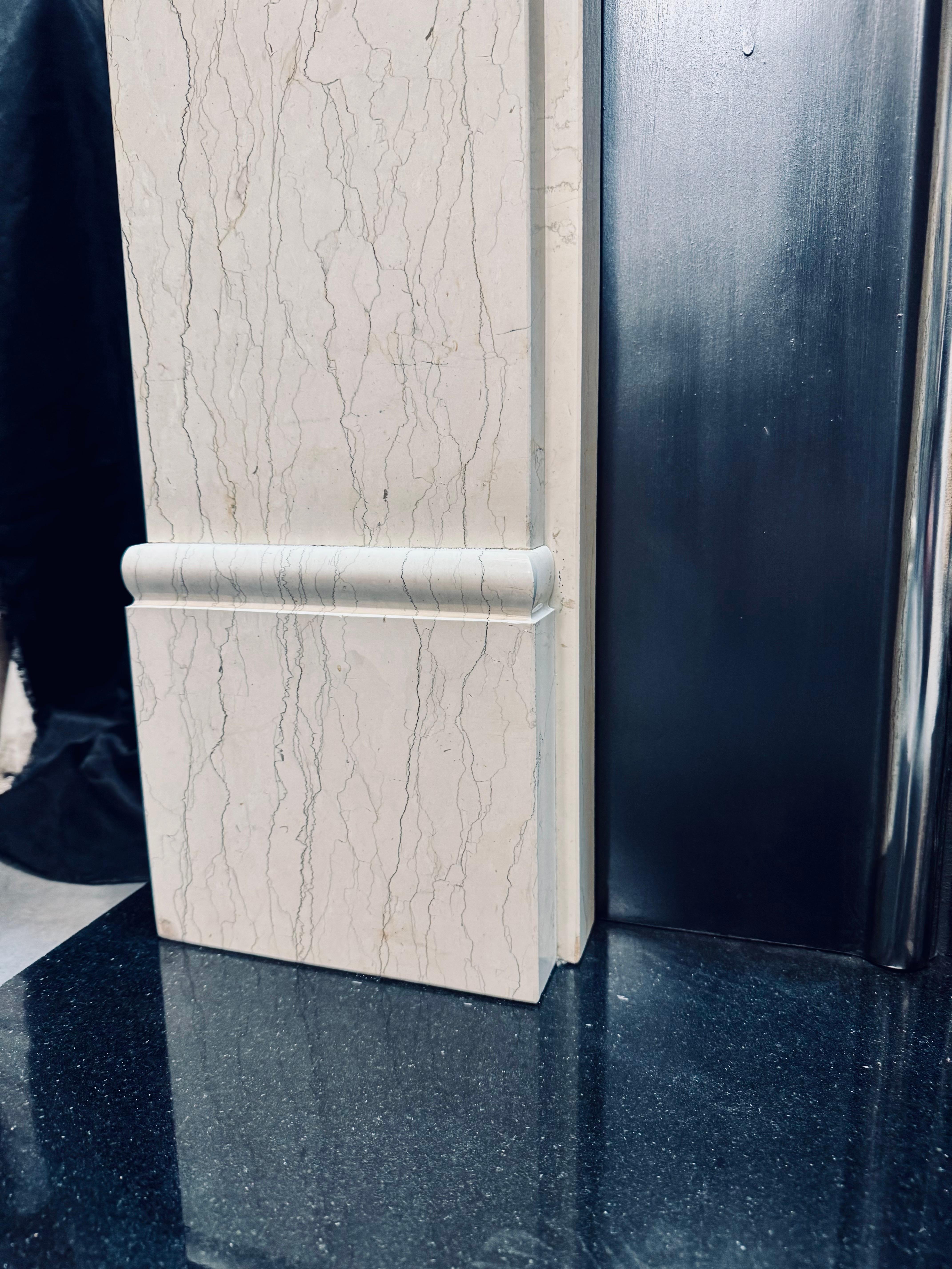Marmo Rivestimento per caminetto in marmo venato di stile vittoriano della fine del XIX secolo. in vendita