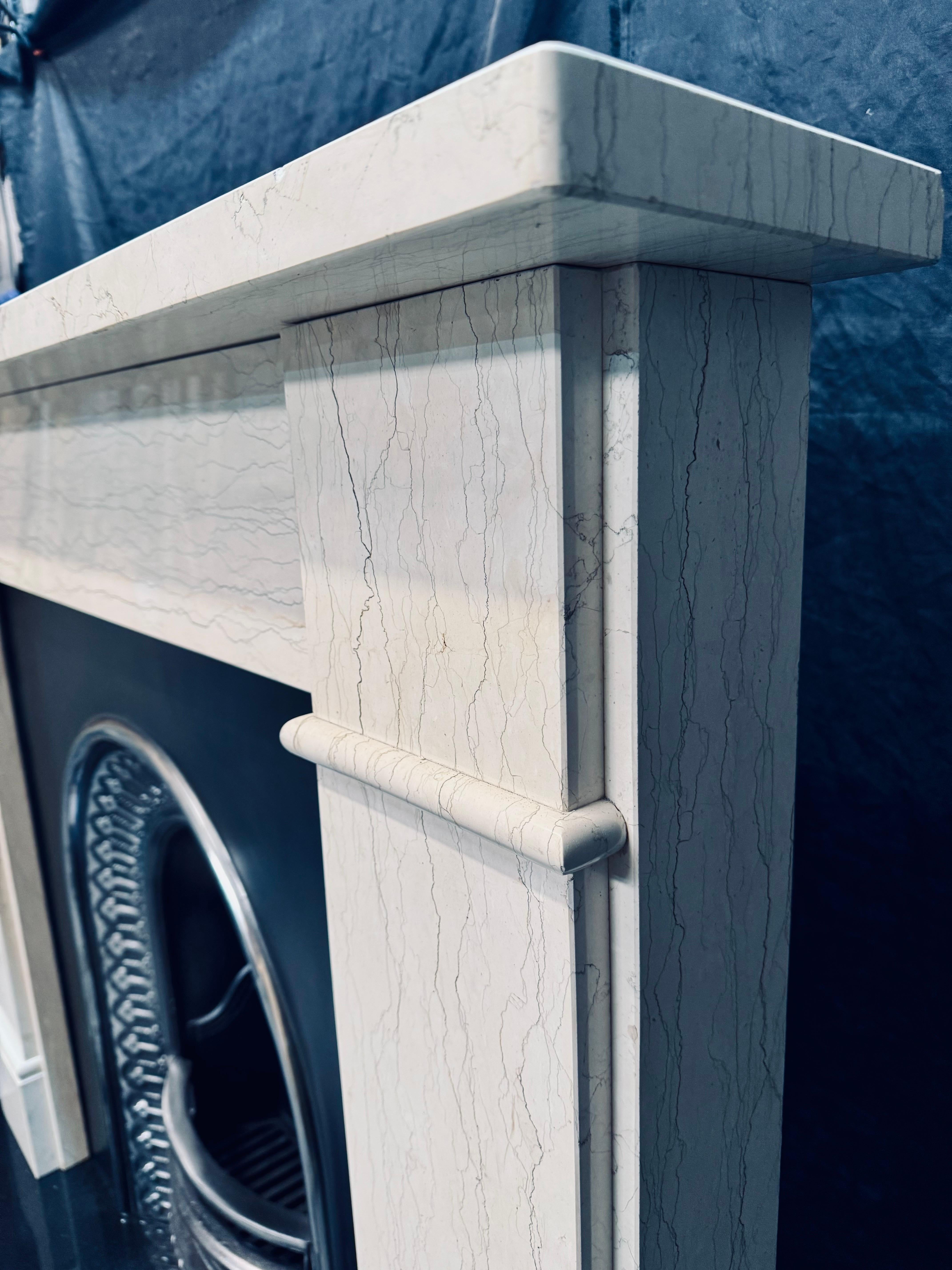Rivestimento per caminetto in marmo venato di stile vittoriano della fine del XIX secolo. in vendita 1