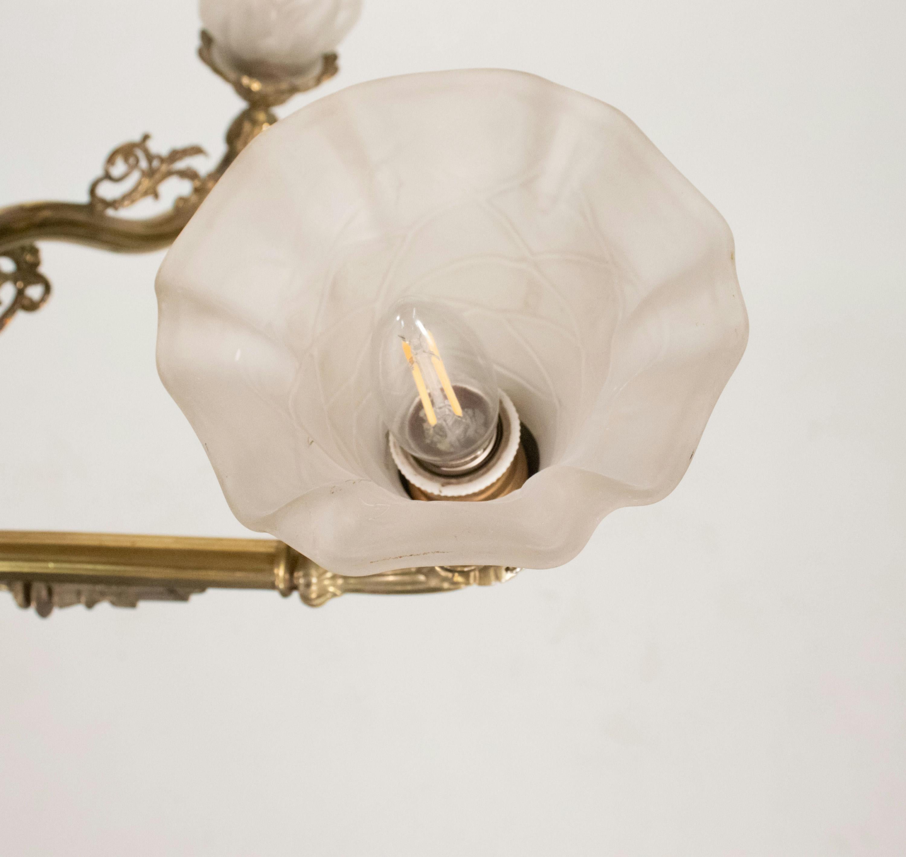 Lampadario a otto luci in bronzo neoclassico vittoriano di fine Ottocento in vendita 3