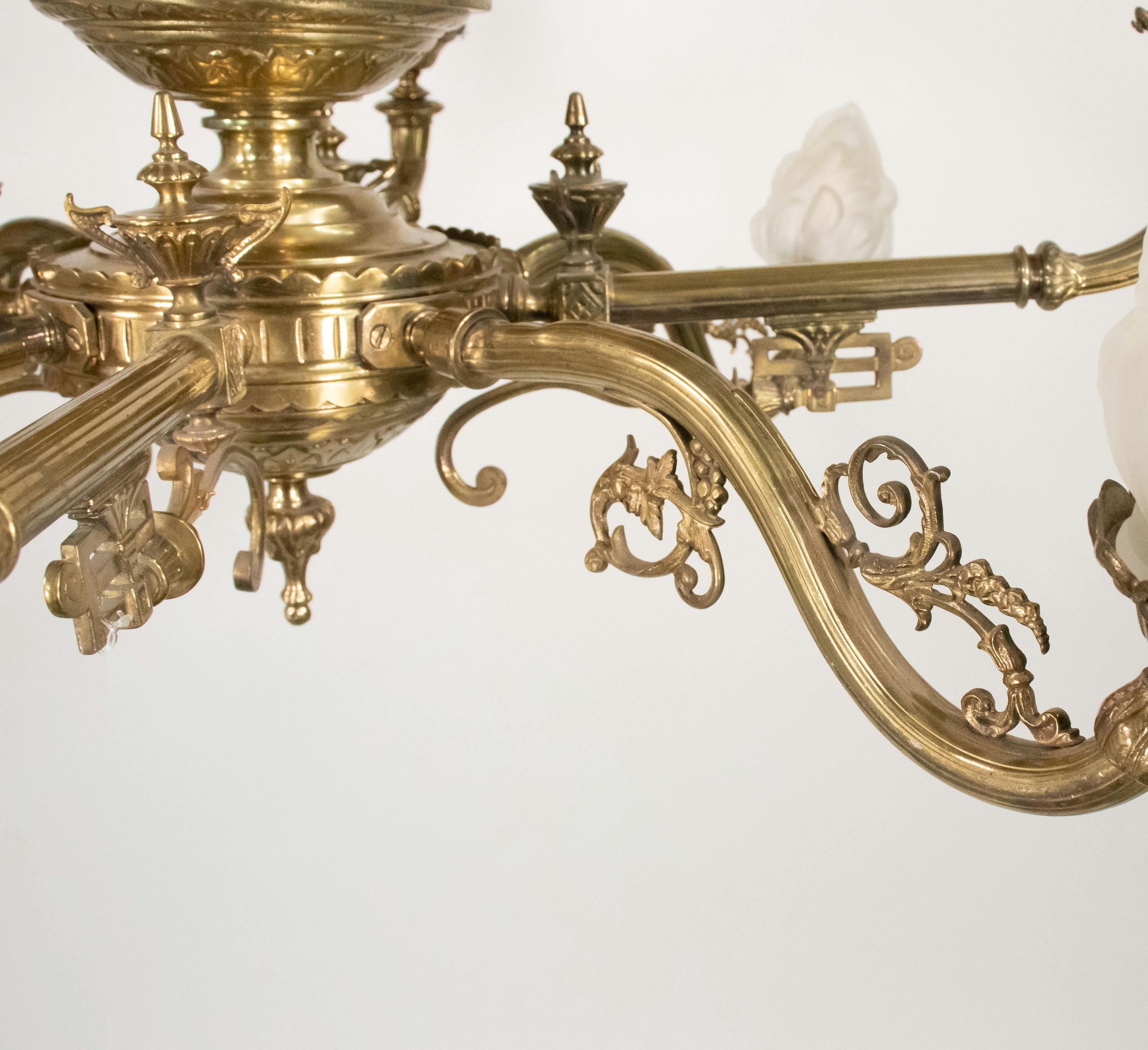 Lampadario a otto luci in bronzo neoclassico vittoriano di fine Ottocento in vendita 4