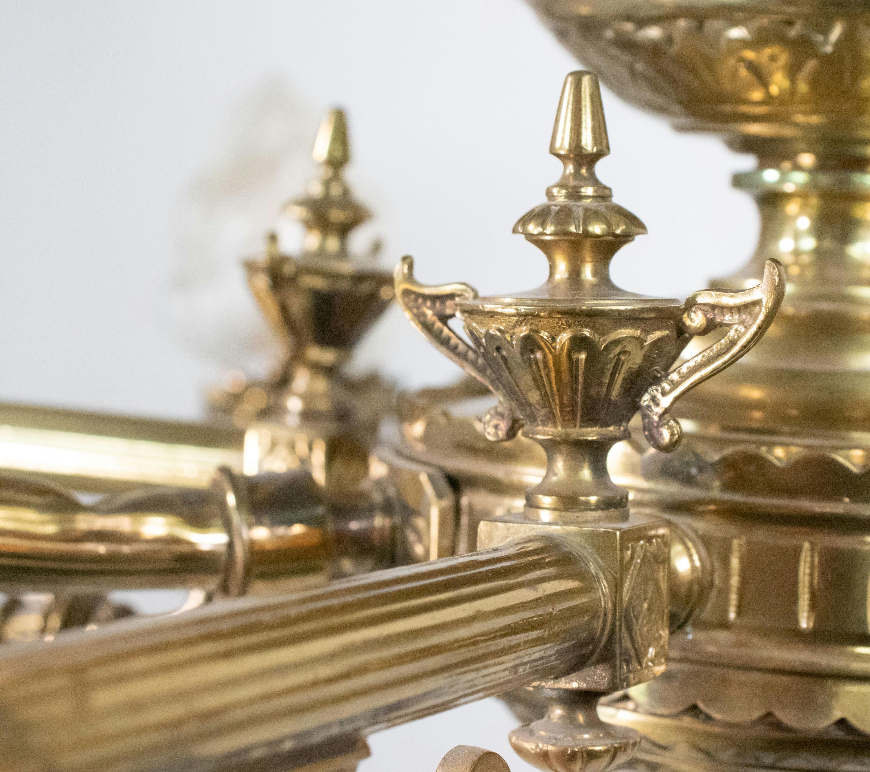 Lampadario a otto luci in bronzo neoclassico vittoriano di fine Ottocento in vendita 5