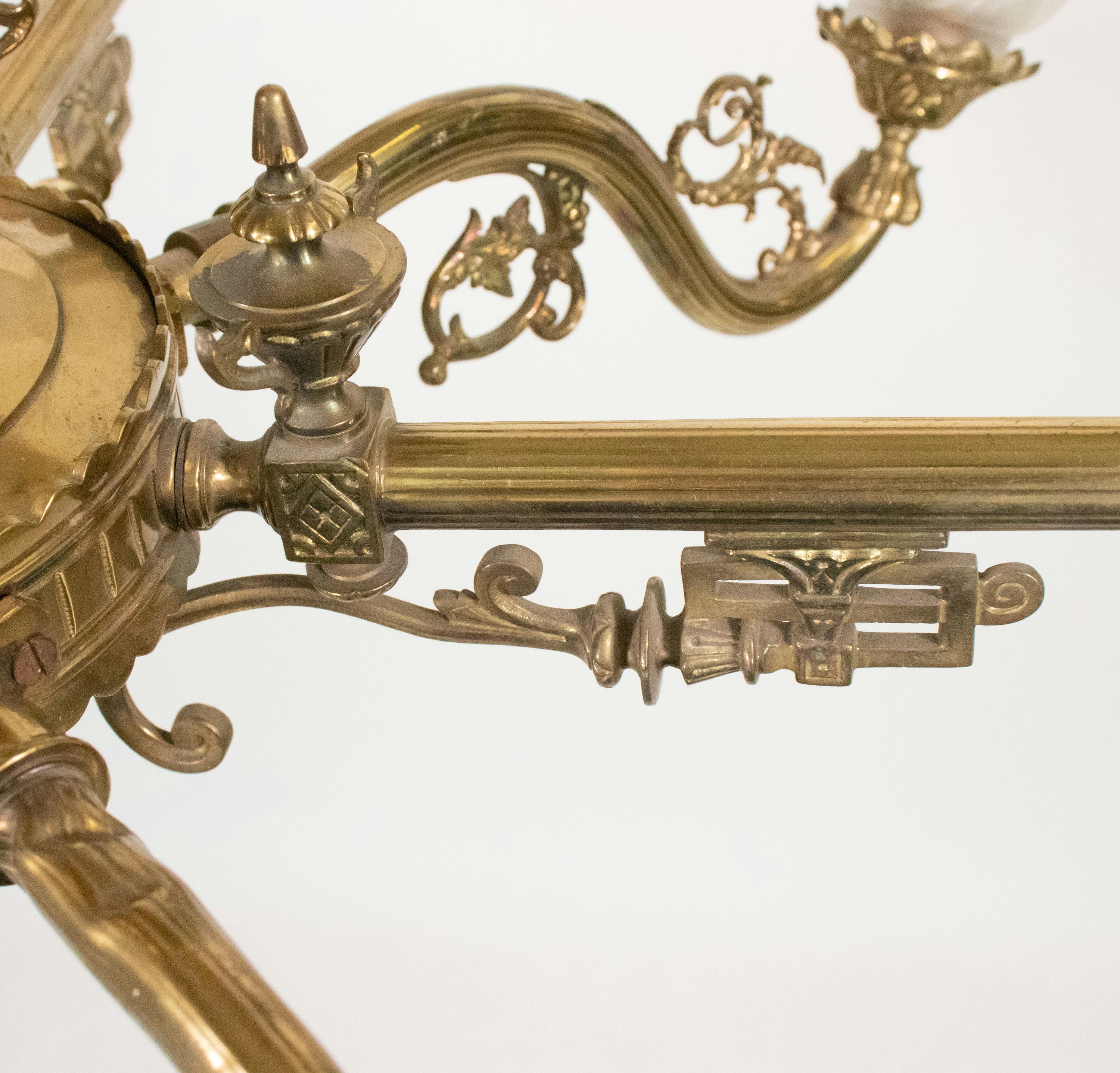 Lampadario a otto luci in bronzo neoclassico vittoriano di fine Ottocento in vendita 11