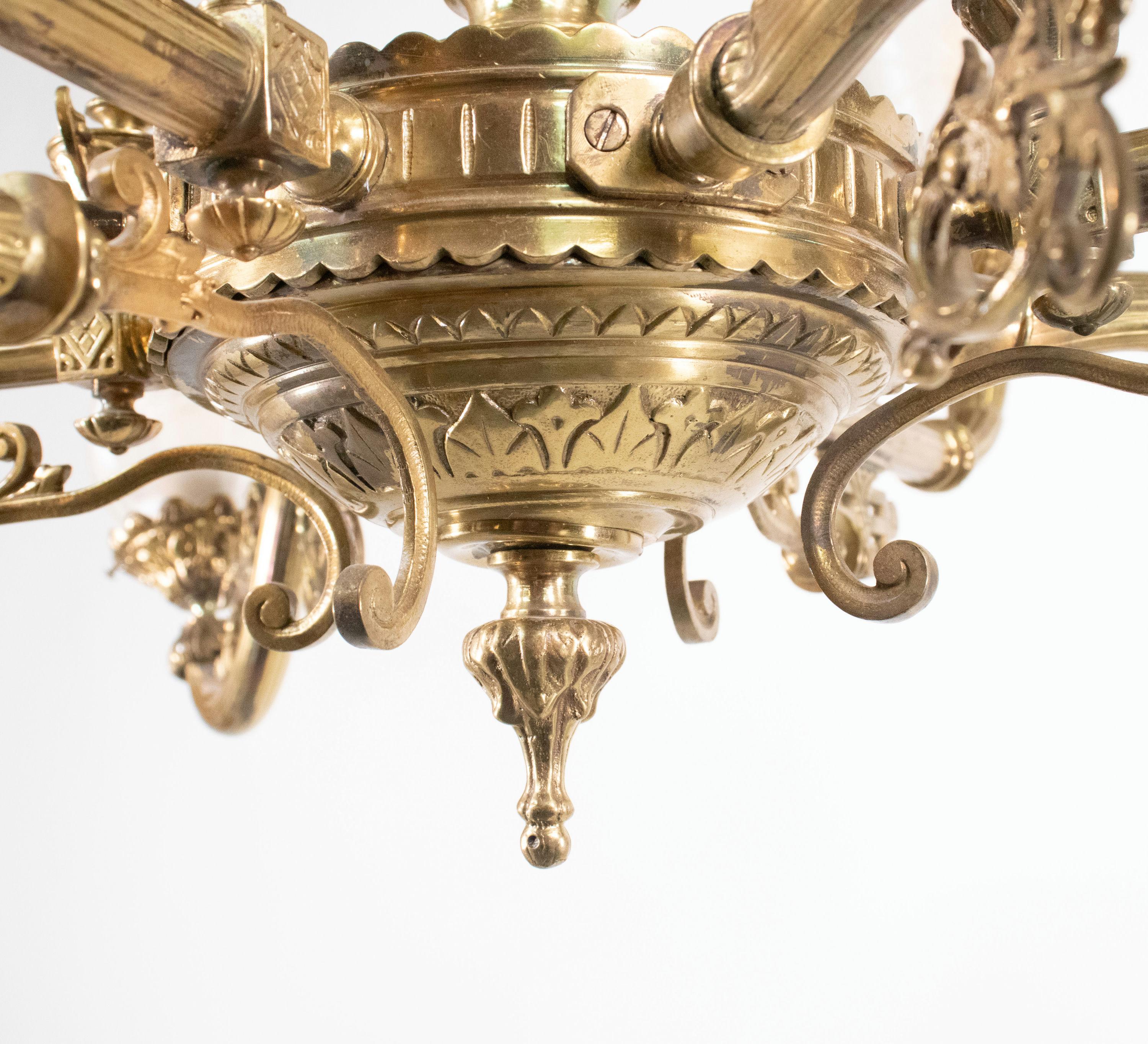 Lampadario a otto luci in bronzo neoclassico vittoriano di fine Ottocento in vendita 1