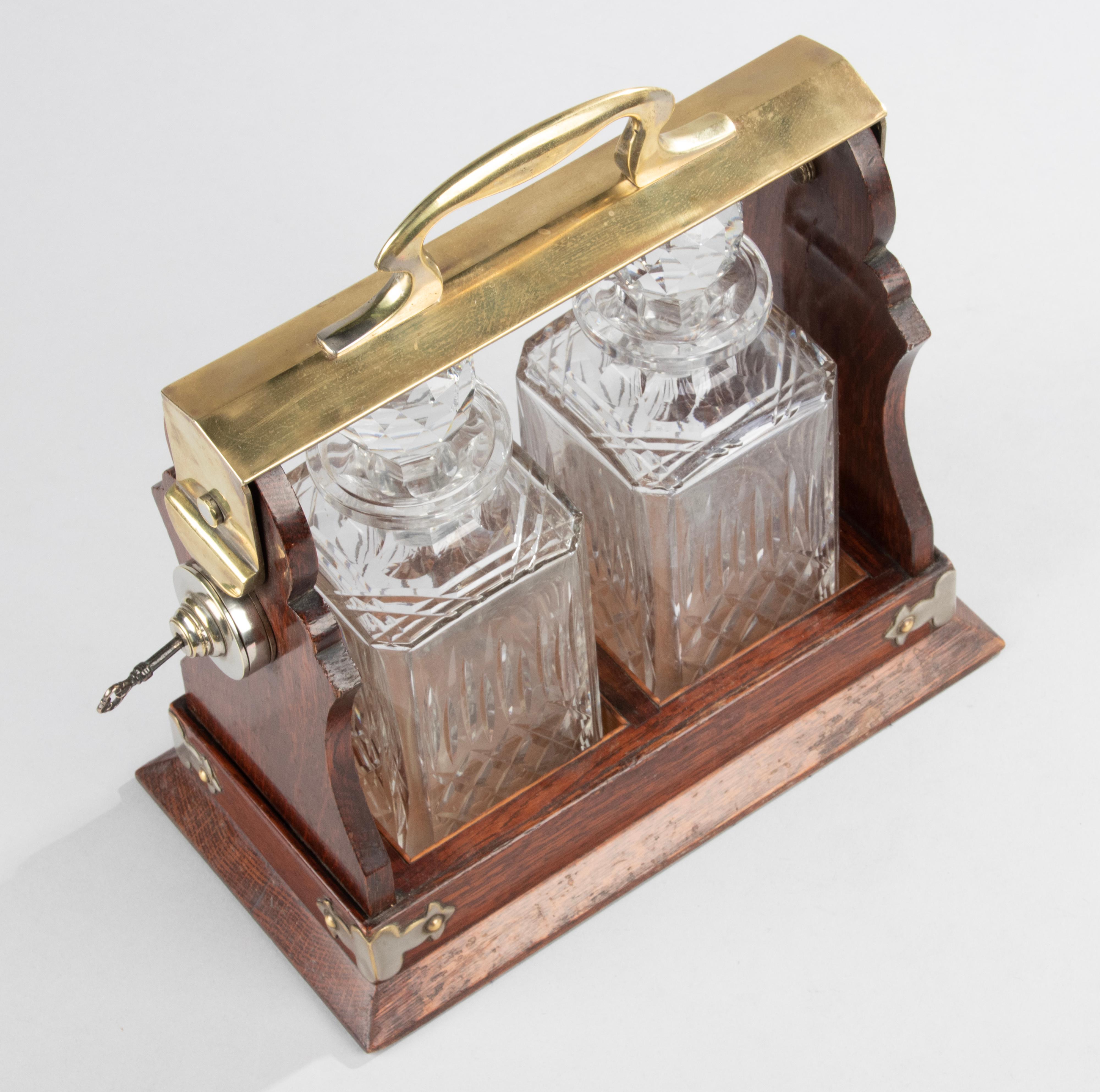 Tantale victorien en chêne et cristal de la fin du 19e siècle fabriqué par Army & Navy CSL en vente 7