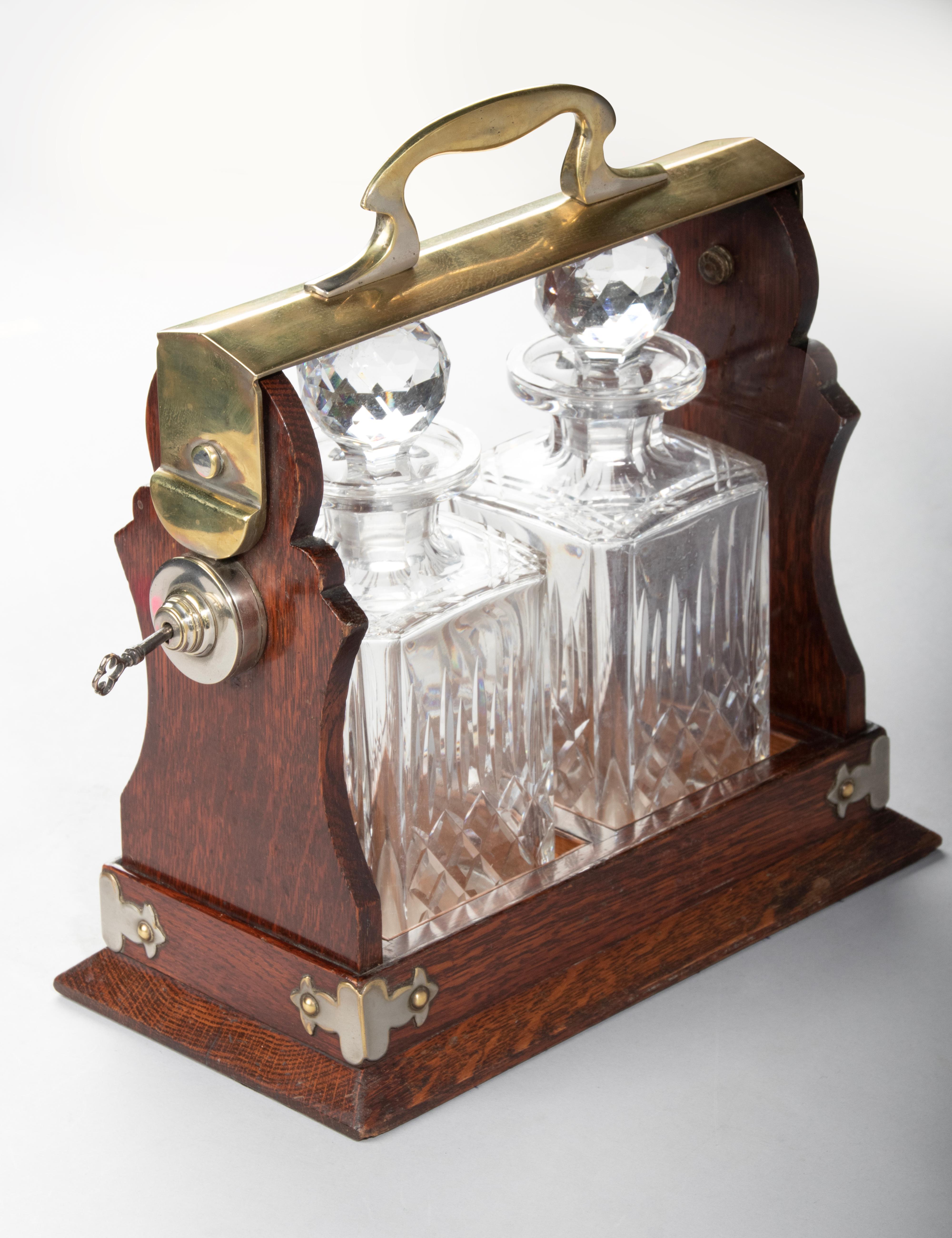 Viktorianische Tantalus aus Eiche und Kristall aus dem späten 19. Jahrhundert, hergestellt von Army & Navy CSL im Angebot 12