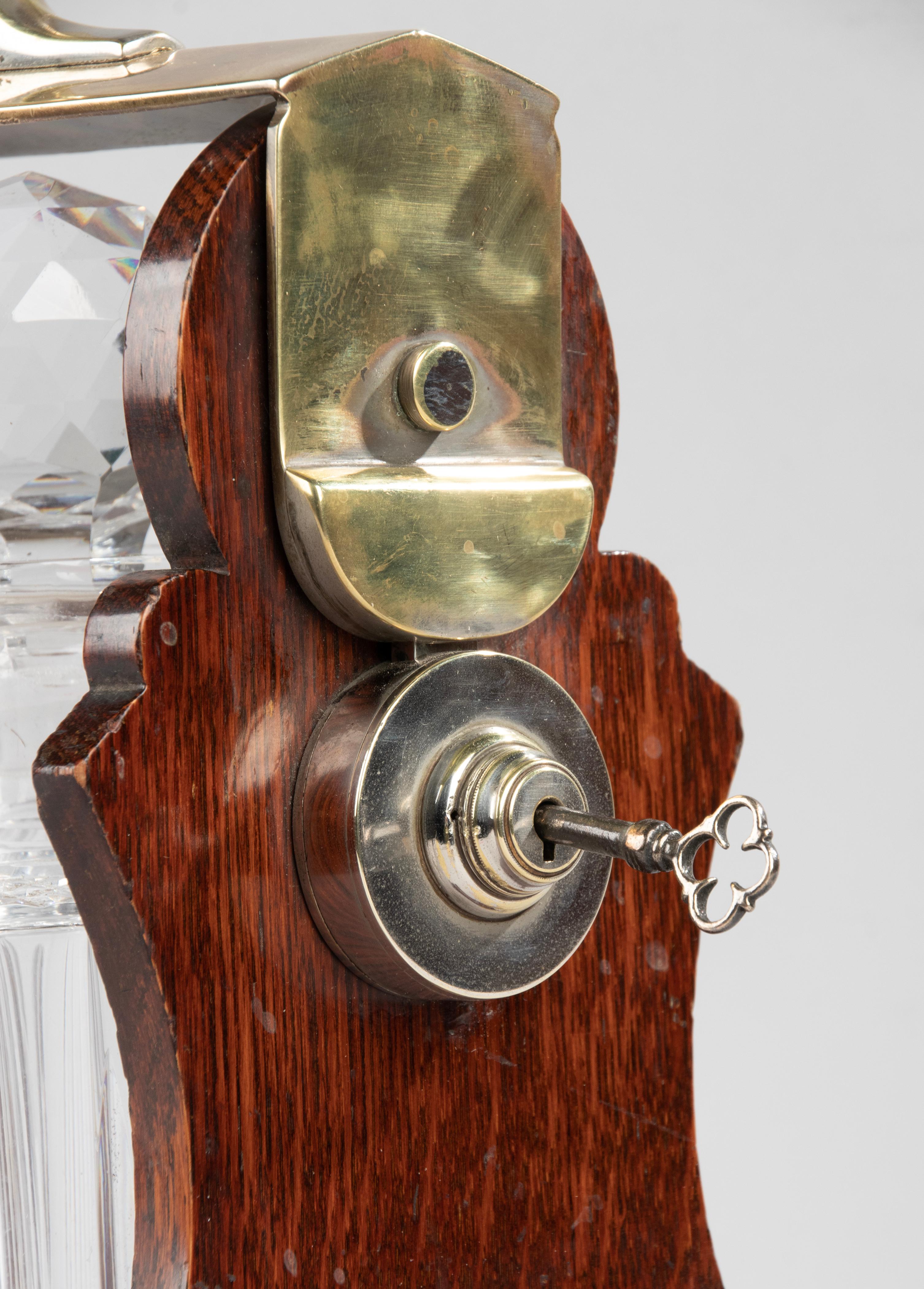 Fin du XIXe siècle Tantale victorien en chêne et cristal de la fin du 19e siècle fabriqué par Army & Navy CSL en vente