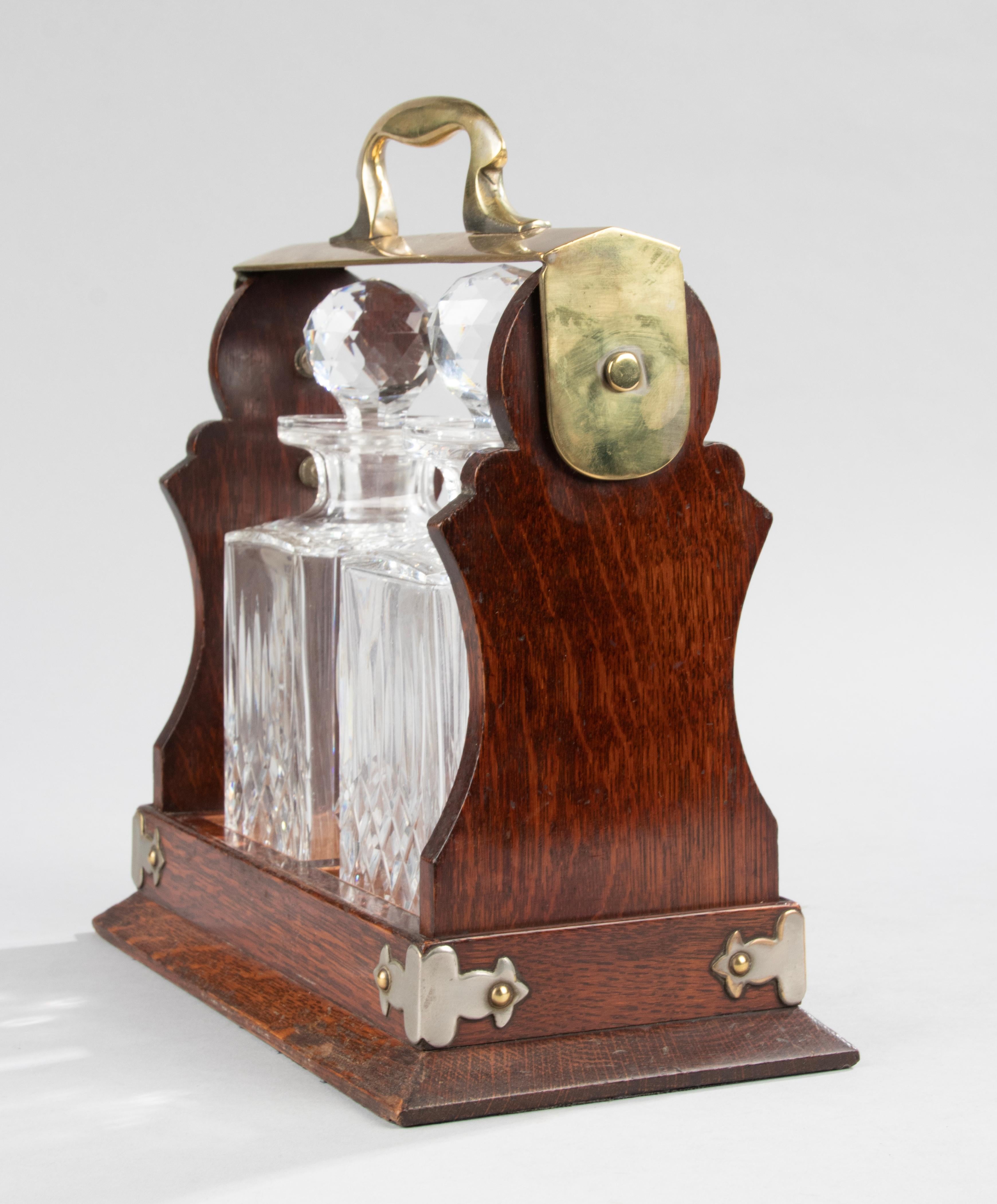 Viktorianische Tantalus aus Eiche und Kristall aus dem späten 19. Jahrhundert, hergestellt von Army & Navy CSL im Angebot 1