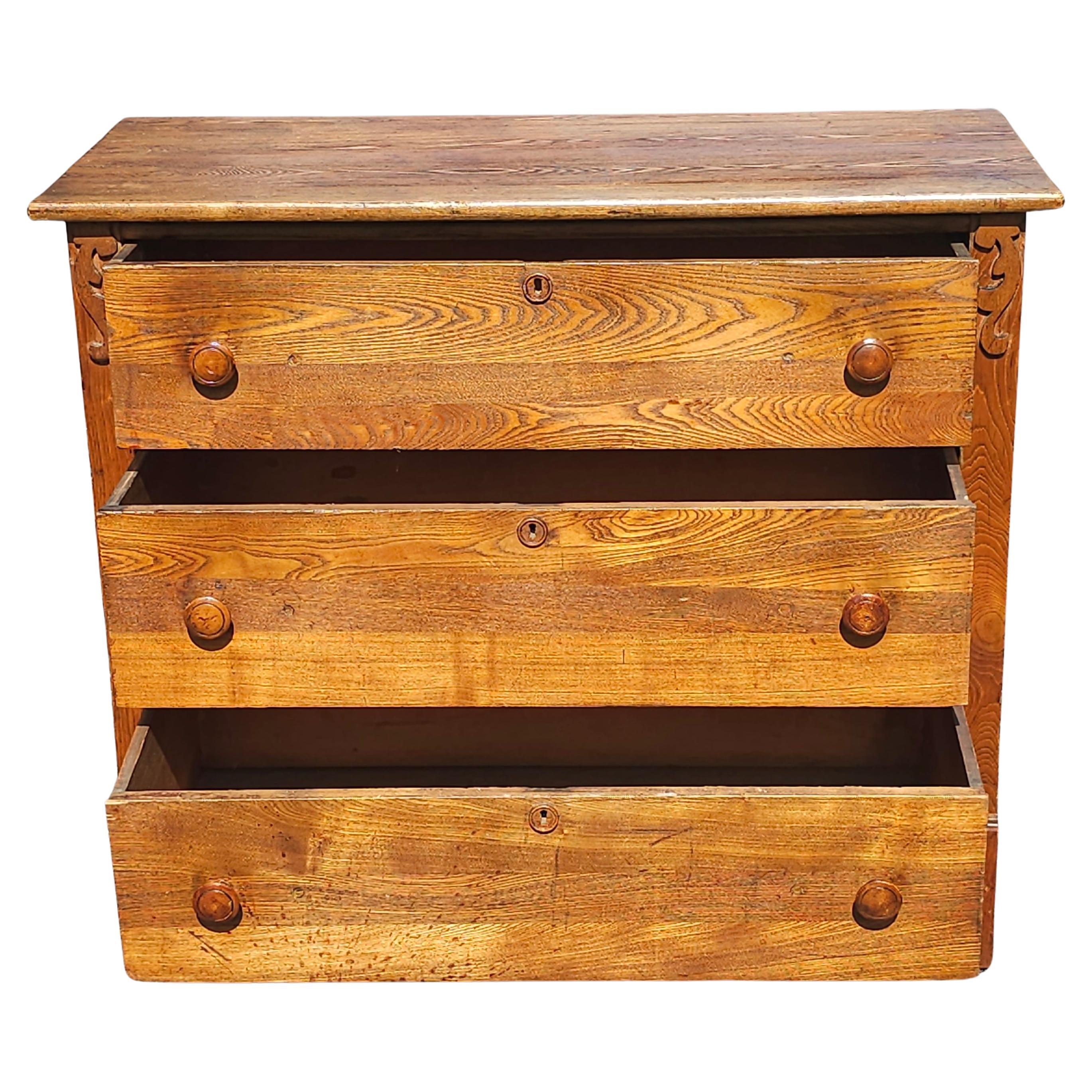 An late 19th Century to Early 20th Century Victorian solid Oak Commode / Chest of Drawers. Three functioning drawers with dovetail joints construction and nce patina. Measures 40