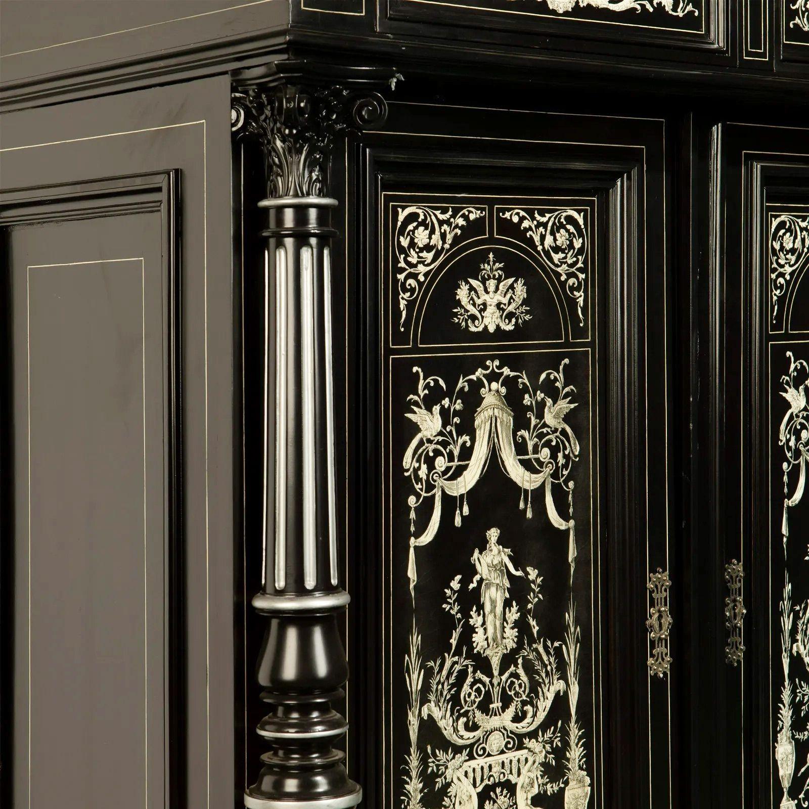 Viktorianischer Renaissance-Revival-Schrank des späten 19. Jahrhunderts mit Intarsien (Holz) im Angebot