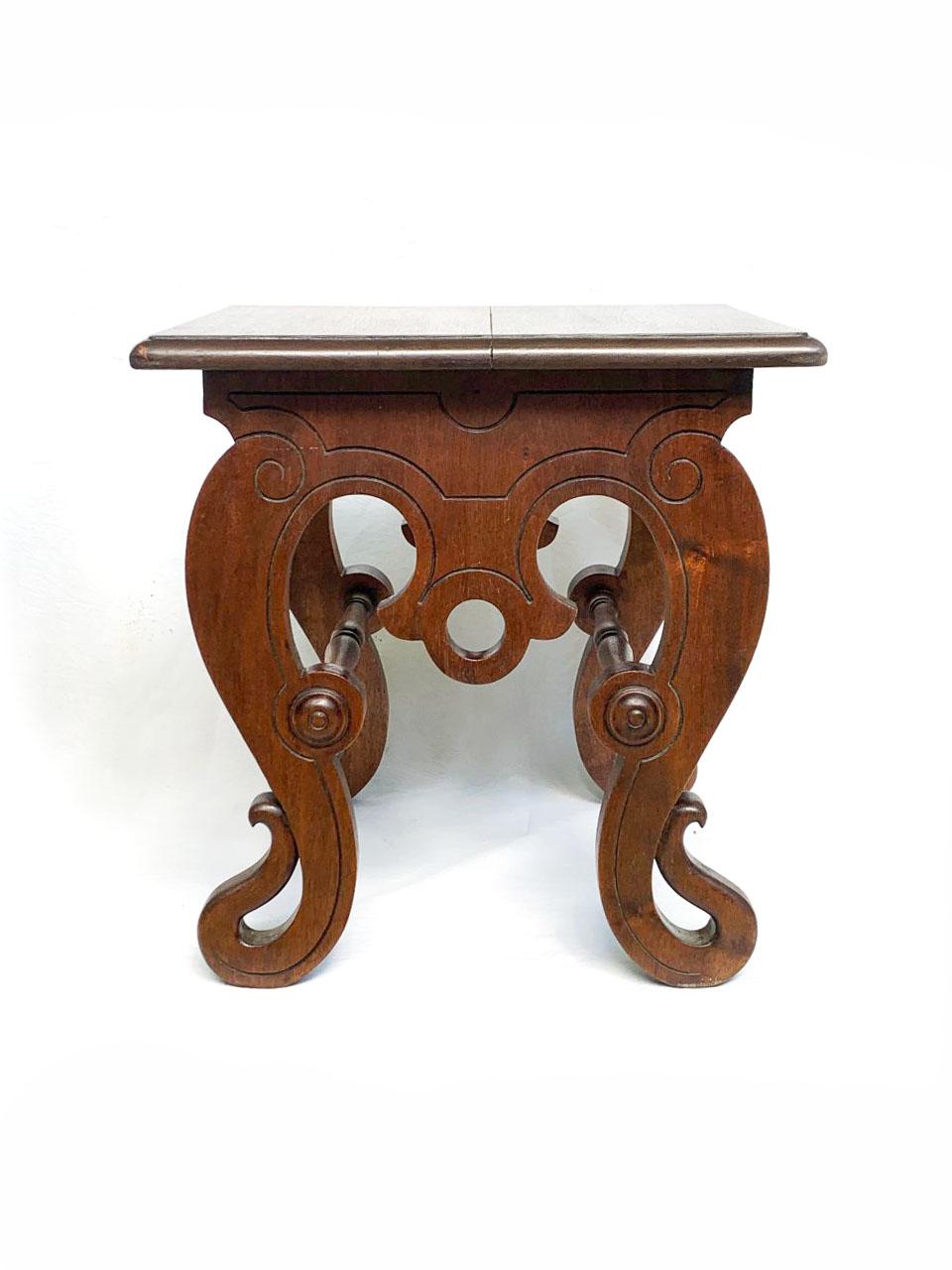 Ces tabourets exquis, datant de la fin du XIXe siècle, présentent un savoir-faire ornemental caractéristique du style néo-rococo victorien, avec des influences qui rappellent les conceptions élaborées de la Renaissance italienne. Chaque tabouret