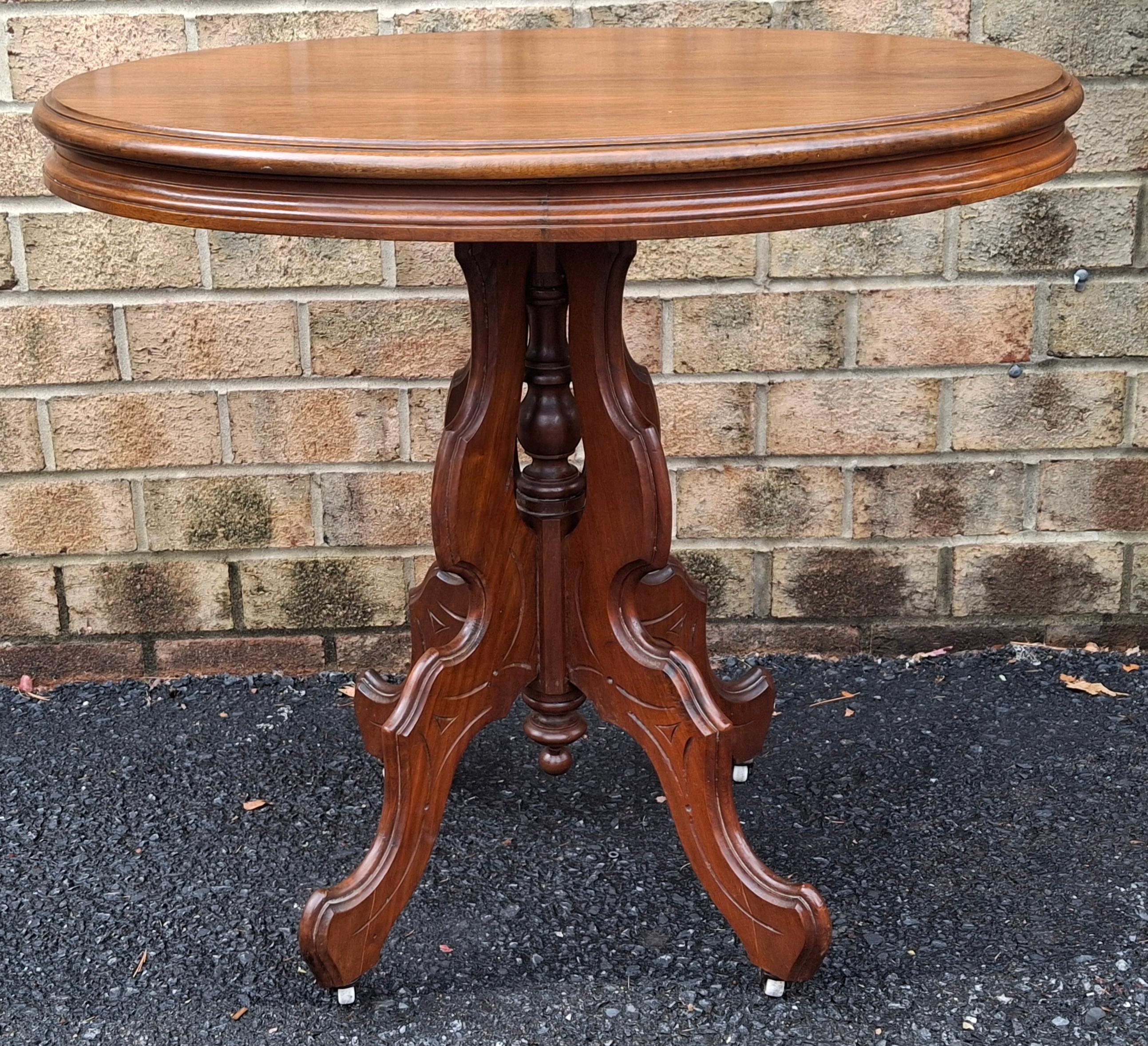 Table d'appoint en noyer sculpté et teinté de style rococo victorien de la fin du 19e siècle.
 Mesure 31,5