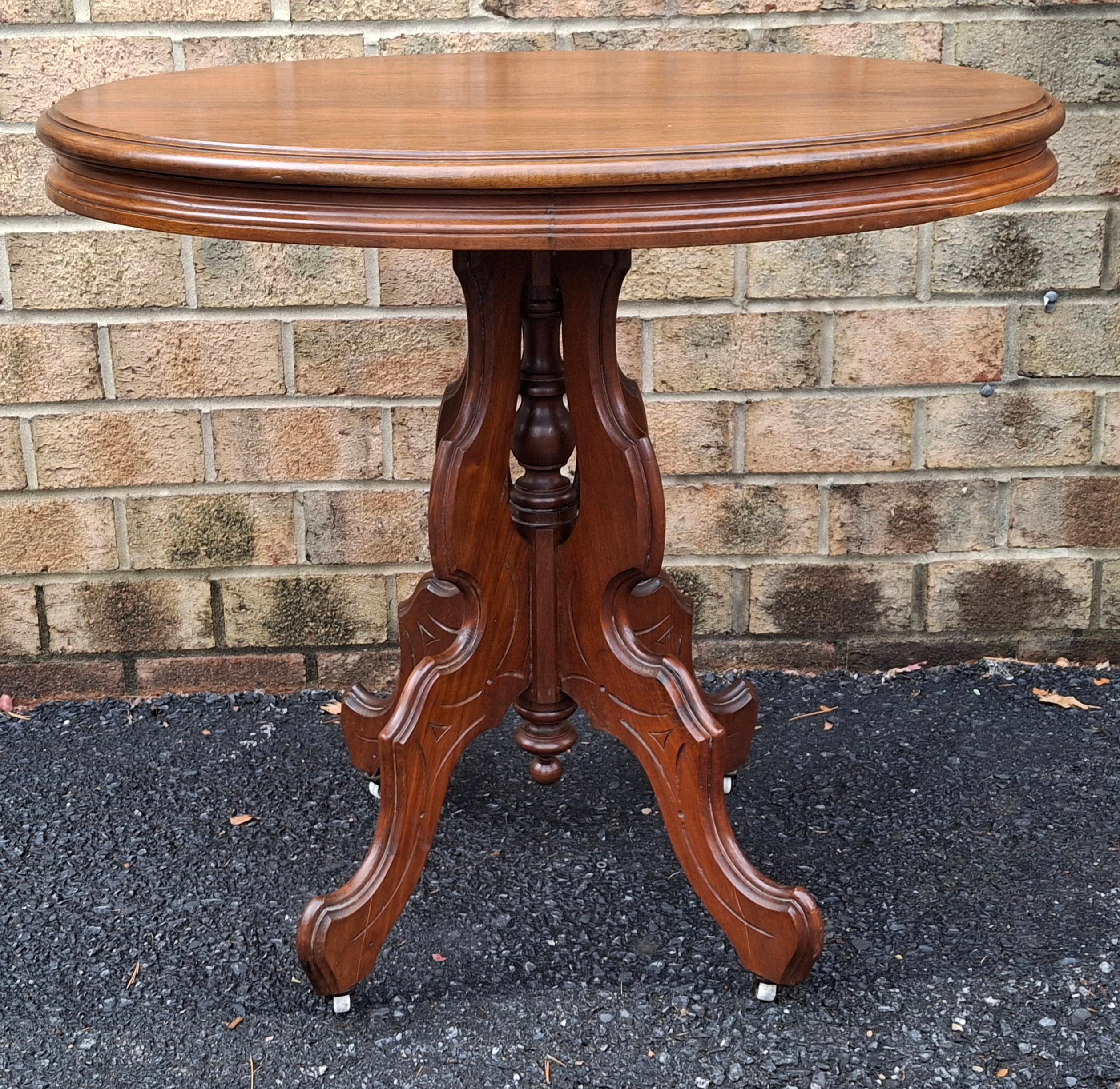 Eastlake Table d'appoint ovale en noyer sculpté de style rococo victorien de la fin du 19e siècle en vente