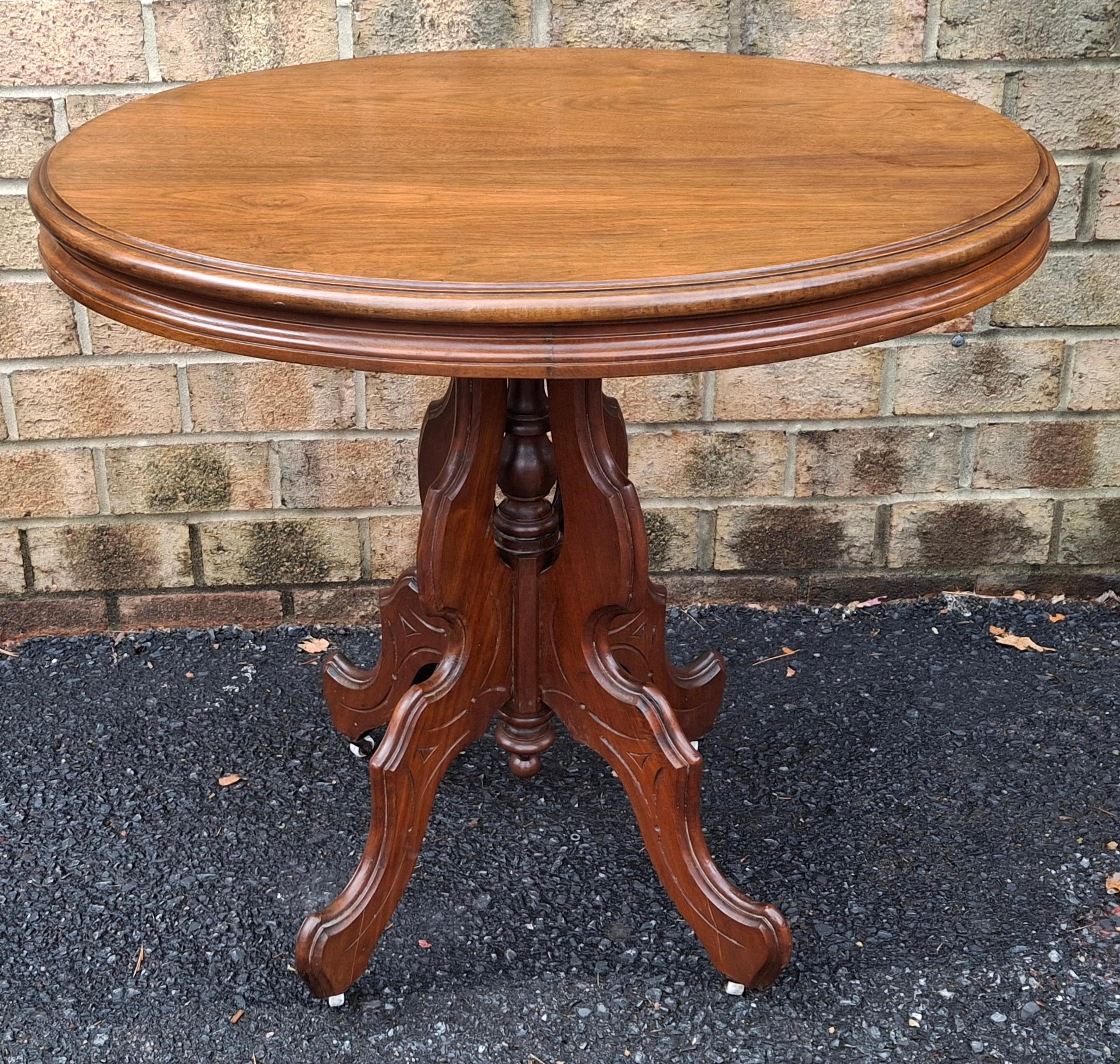 Américain Table d'appoint ovale en noyer sculpté de style rococo victorien de la fin du 19e siècle en vente