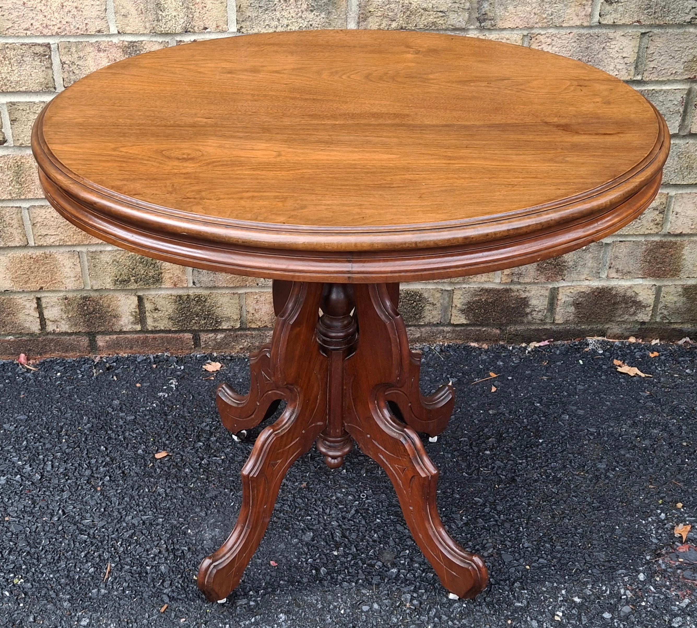 Sculpté Table d'appoint ovale en noyer sculpté de style rococo victorien de la fin du 19e siècle en vente