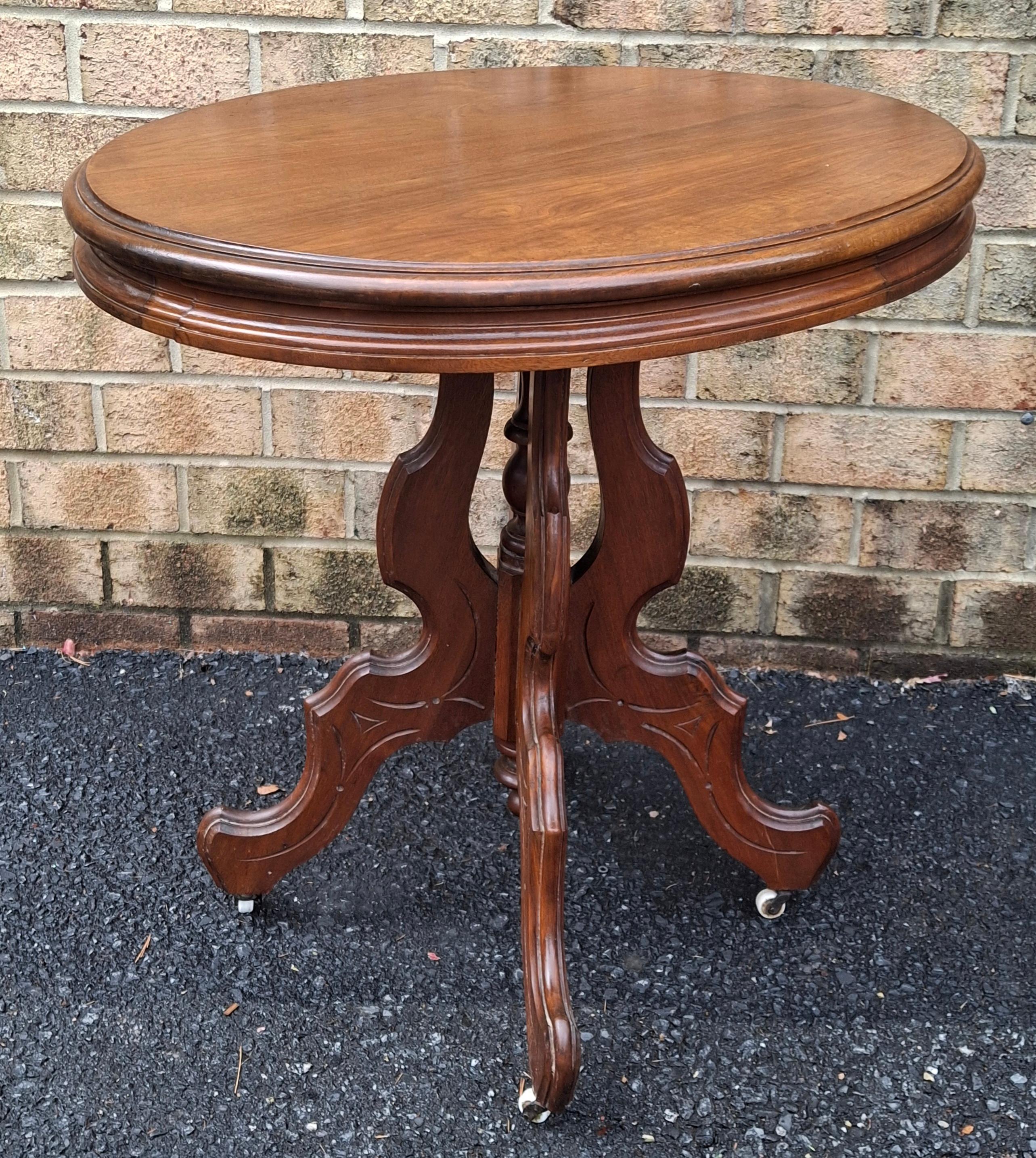 Table d'appoint ovale en noyer sculpté de style rococo victorien de la fin du 19e siècle Bon état - En vente à Germantown, MD
