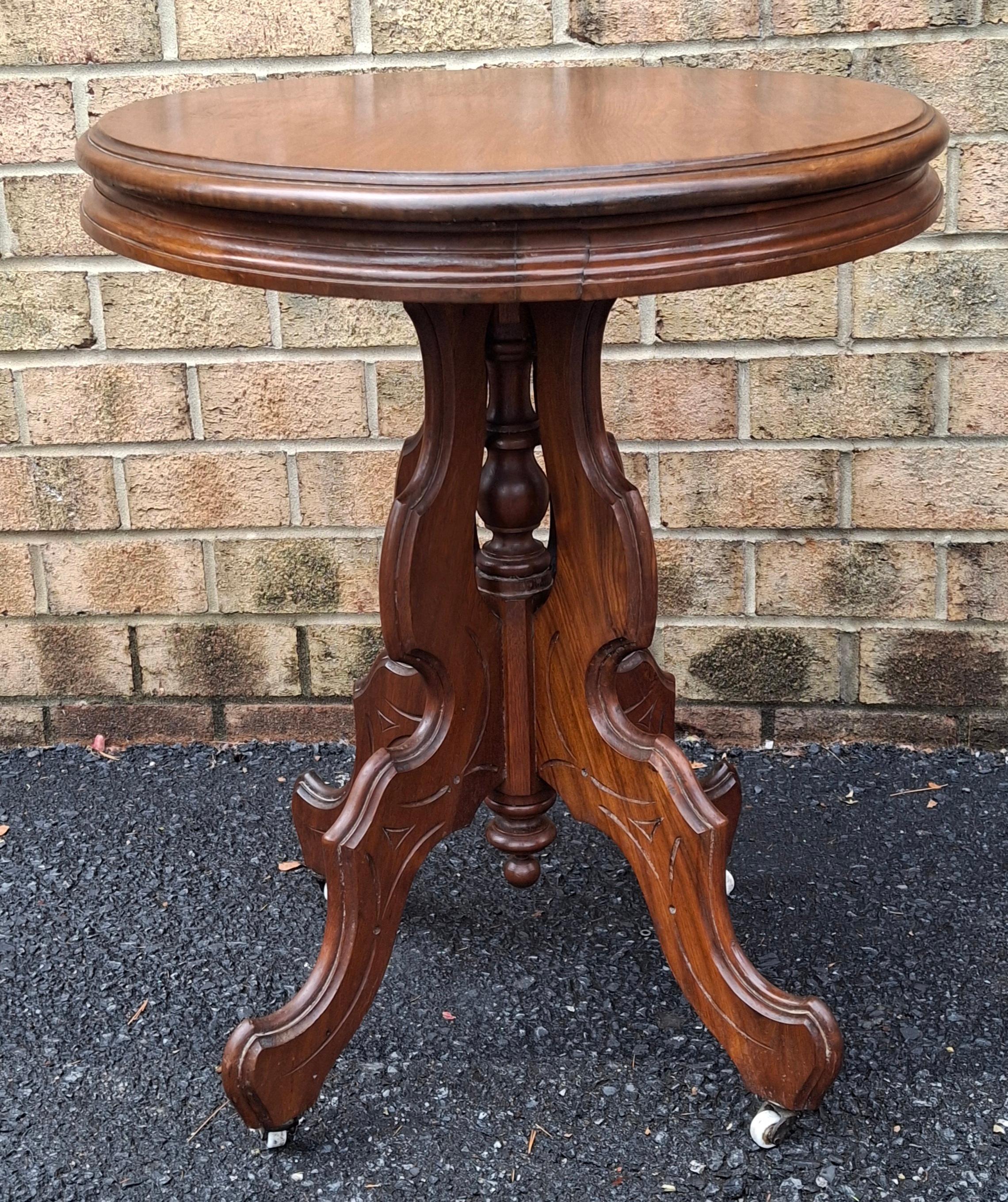 XIXe siècle Table d'appoint ovale en noyer sculpté de style rococo victorien de la fin du 19e siècle en vente