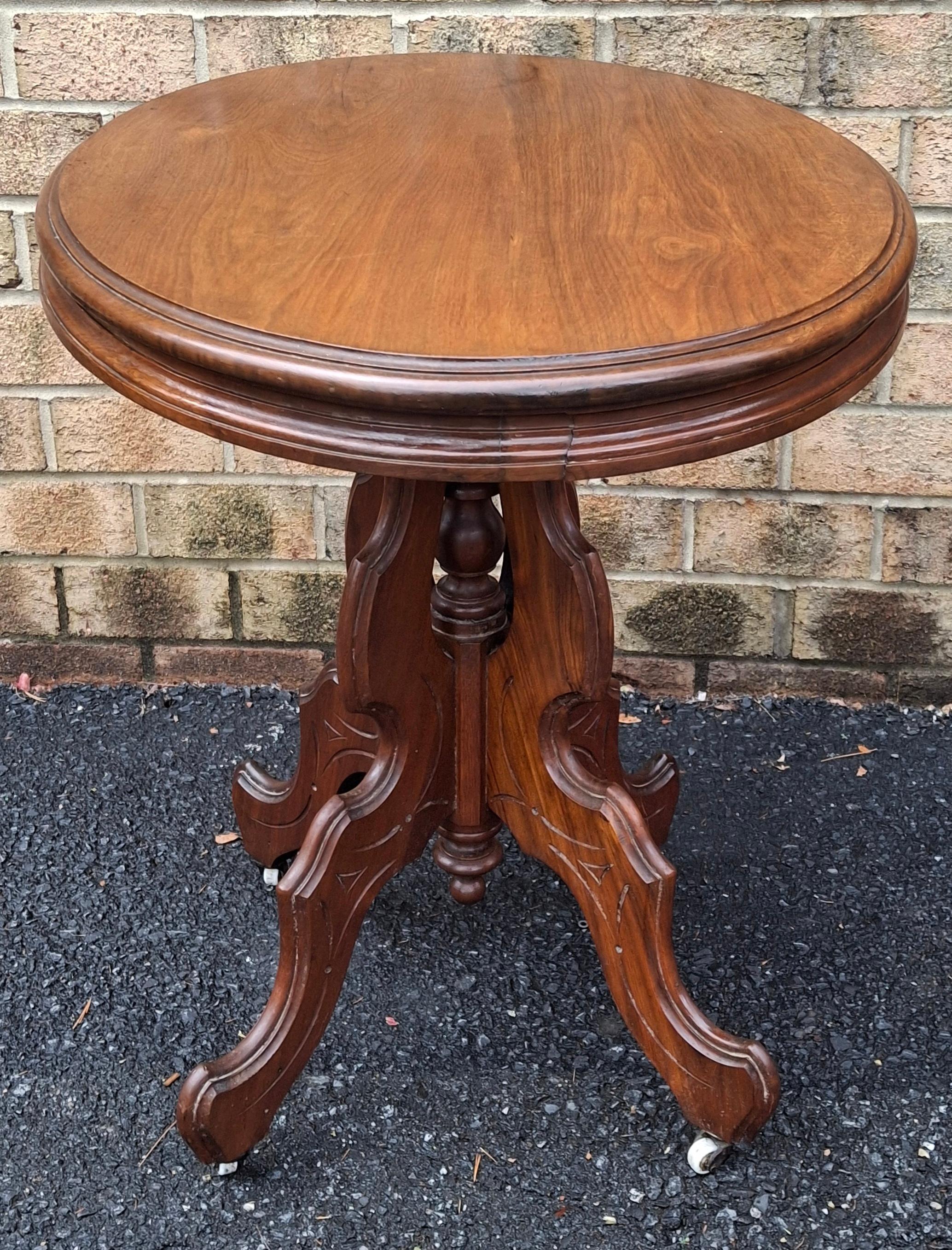 Noyer Table d'appoint ovale en noyer sculpté de style rococo victorien de la fin du 19e siècle en vente