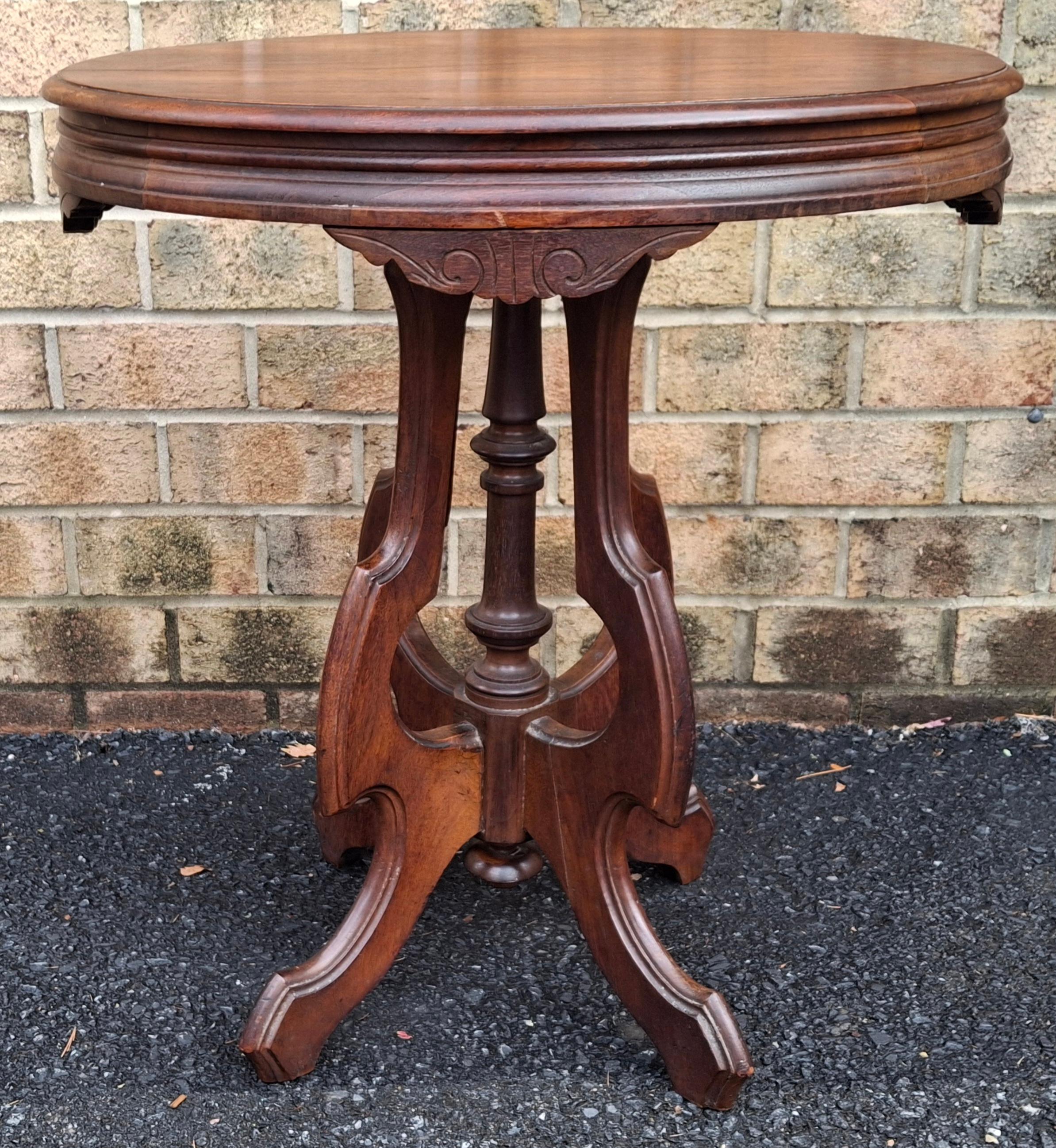 Eastlake Table d'appoint en noyer sculpté de style rococo victorien de la fin du 19e siècle en vente