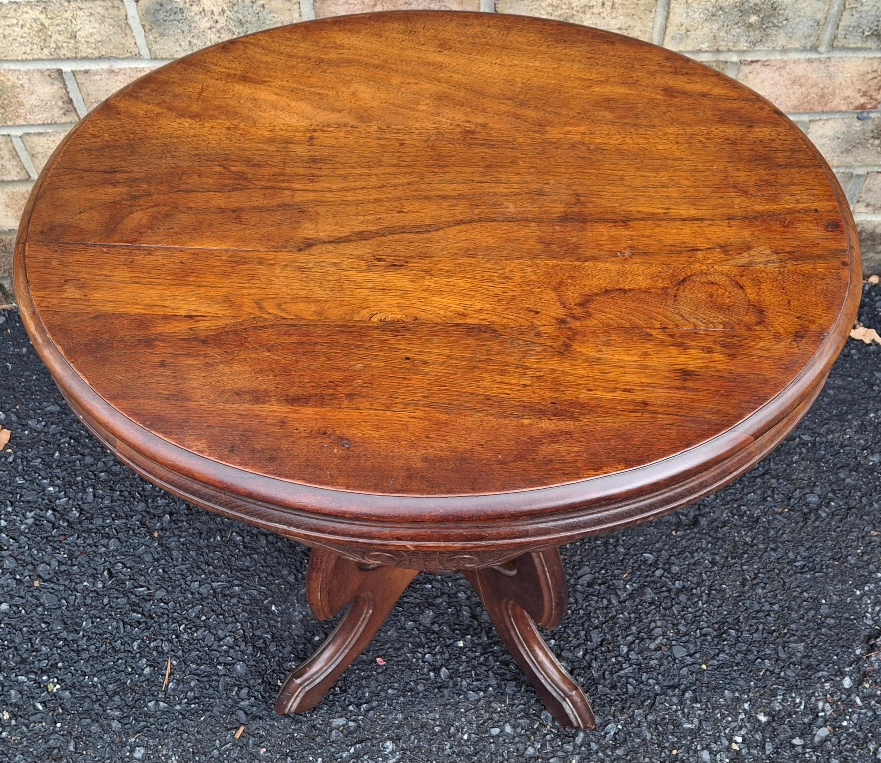 Américain Table d'appoint en noyer sculpté de style rococo victorien de la fin du 19e siècle en vente