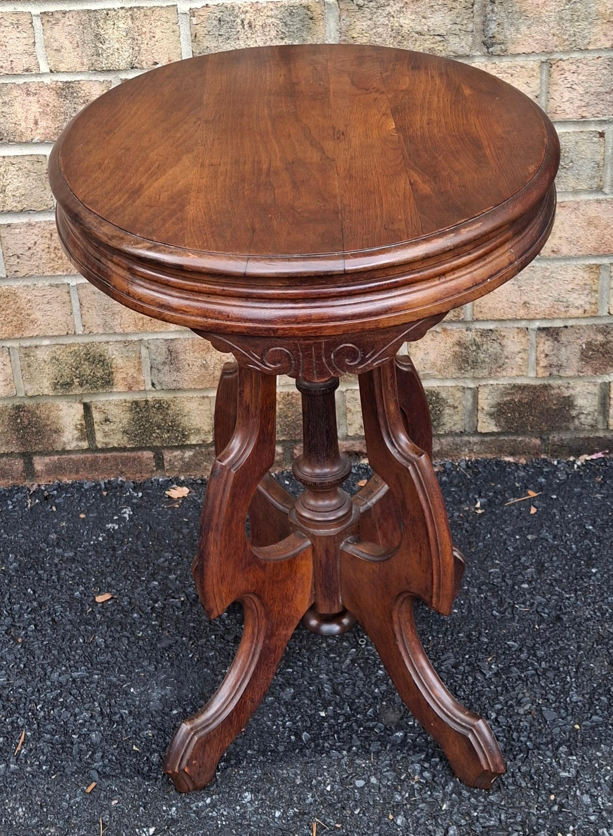 Sculpté Table d'appoint en noyer sculpté de style rococo victorien de la fin du 19e siècle en vente