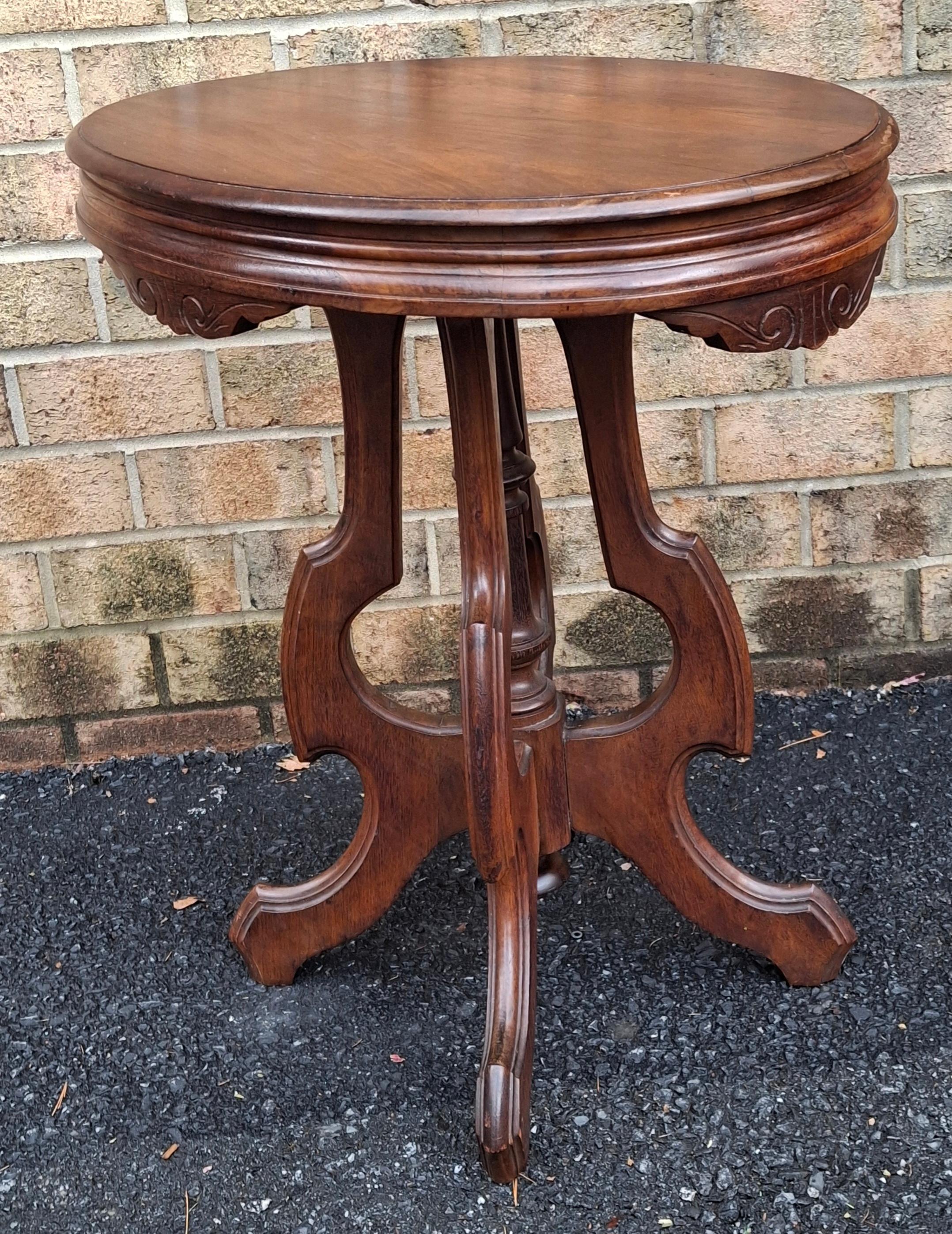 Table d'appoint en noyer sculpté de style rococo victorien de la fin du 19e siècle Bon état - En vente à Germantown, MD