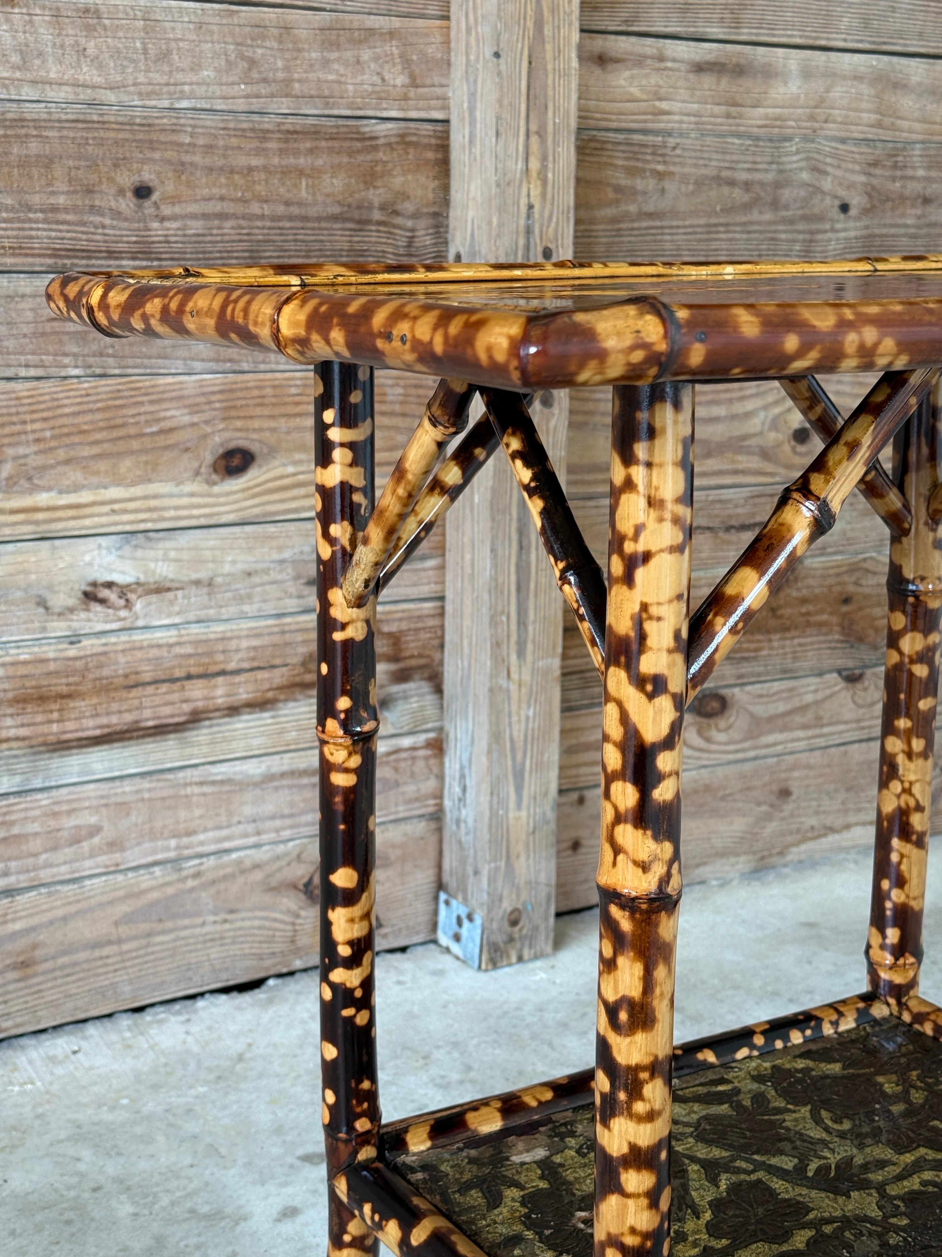 Bambou Table d'appoint victorienne en bambou japanné laqué à la fin du 19e siècle en vente