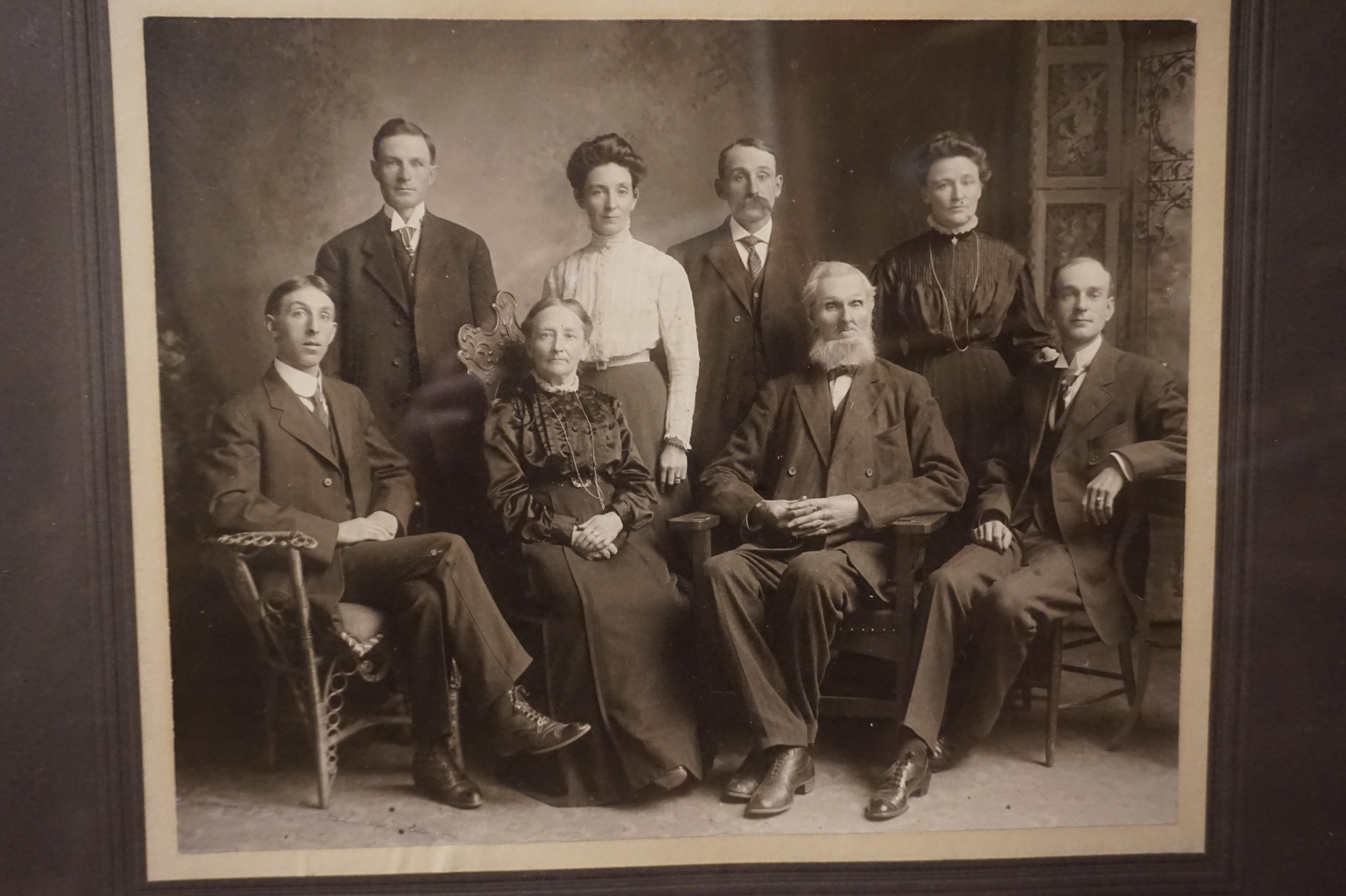 Viktorianisches Familienporträt in Sepia-Ton aus dem späten 19. Jahrhundert im Rahmen im Angebot 2