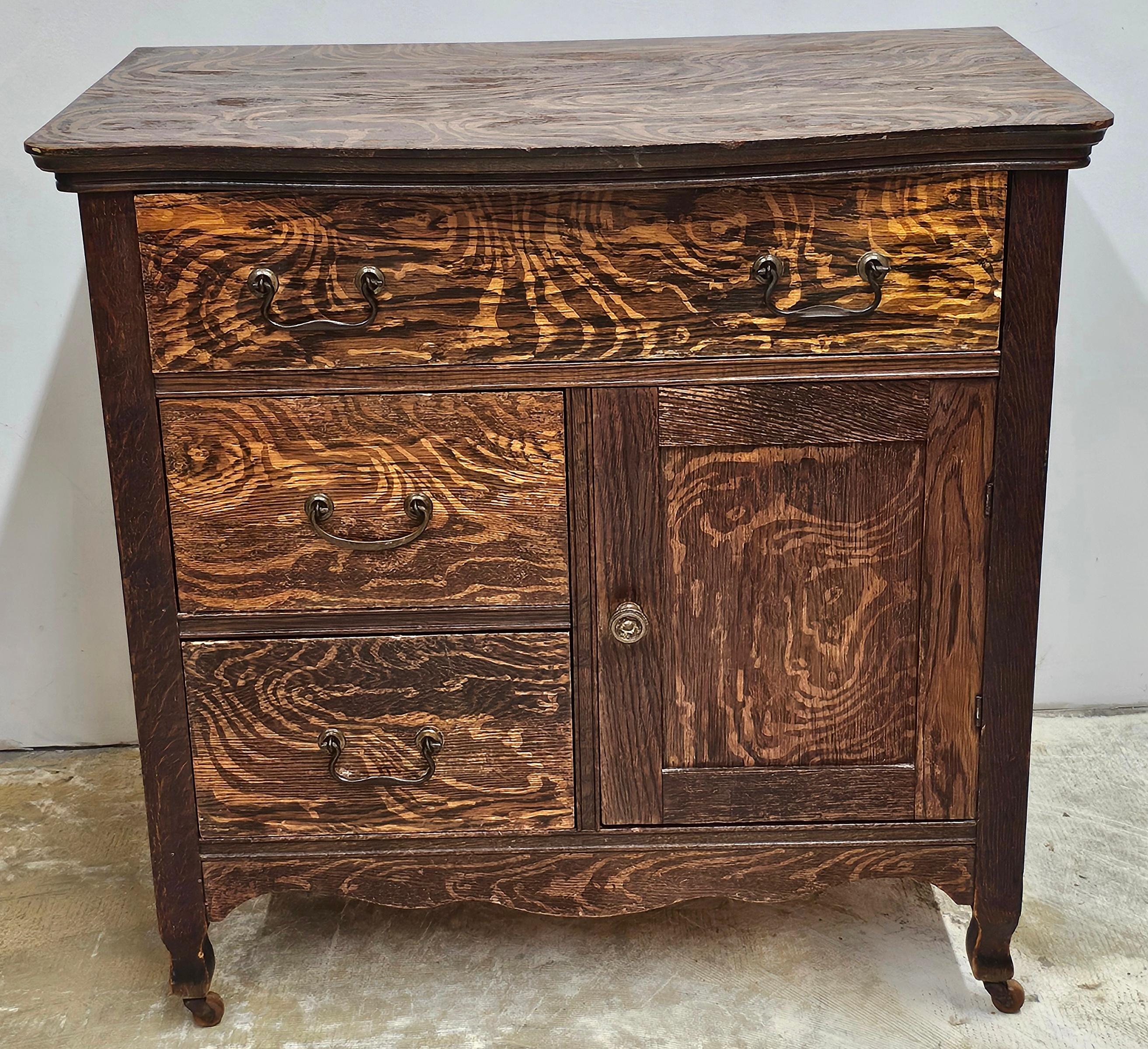 Mobile a rotelle in Oak Oak della fine del XIX secolo, caratterizzato da un ampio cassetto superiore, due cassetti in basso a sinistra e un armadietto aperto in basso a destra.
Misura 30,5