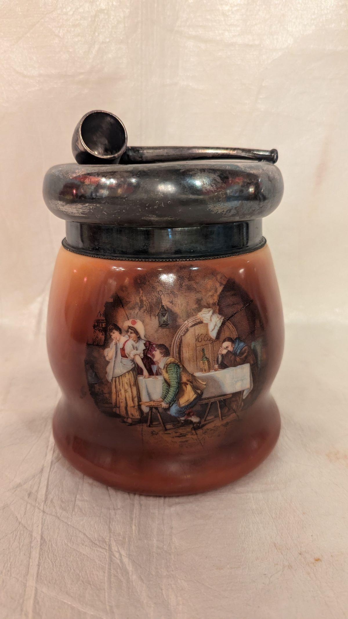 Très rare pot à tabac victorien, en verre avec une scène figurative sur le devant, le bord supérieur et le couvercle en métal argenté avec une poignée en forme de pipe. Pièce de conversation pour le bureau ou la bibliothèque, ou pour son utilisation