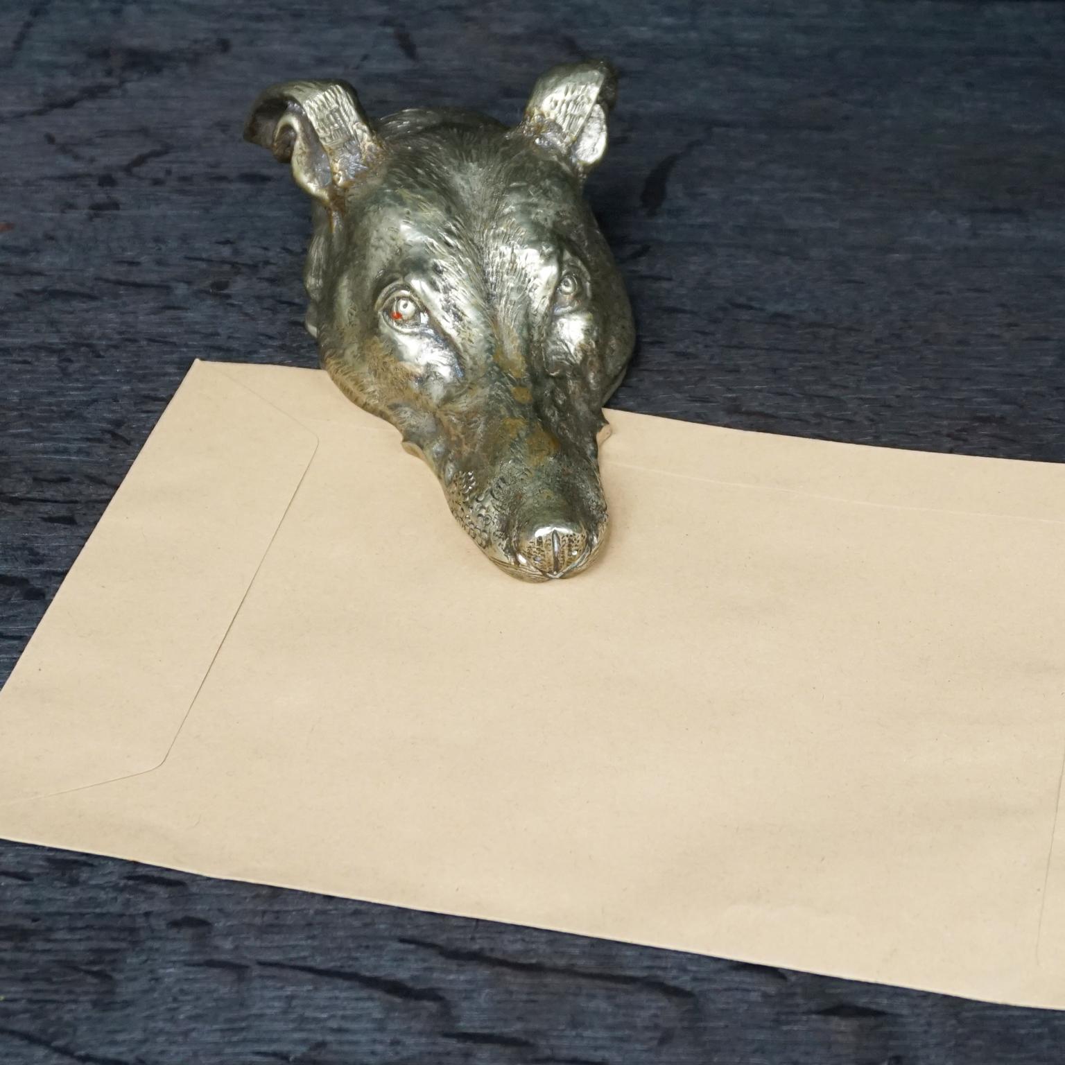 Ende des 19. Jahrhunderts Wiener Bronze Windhund Hundekopf Briefhalter oder Büroklammer im Zustand „Gut“ in Haarlem, NL
