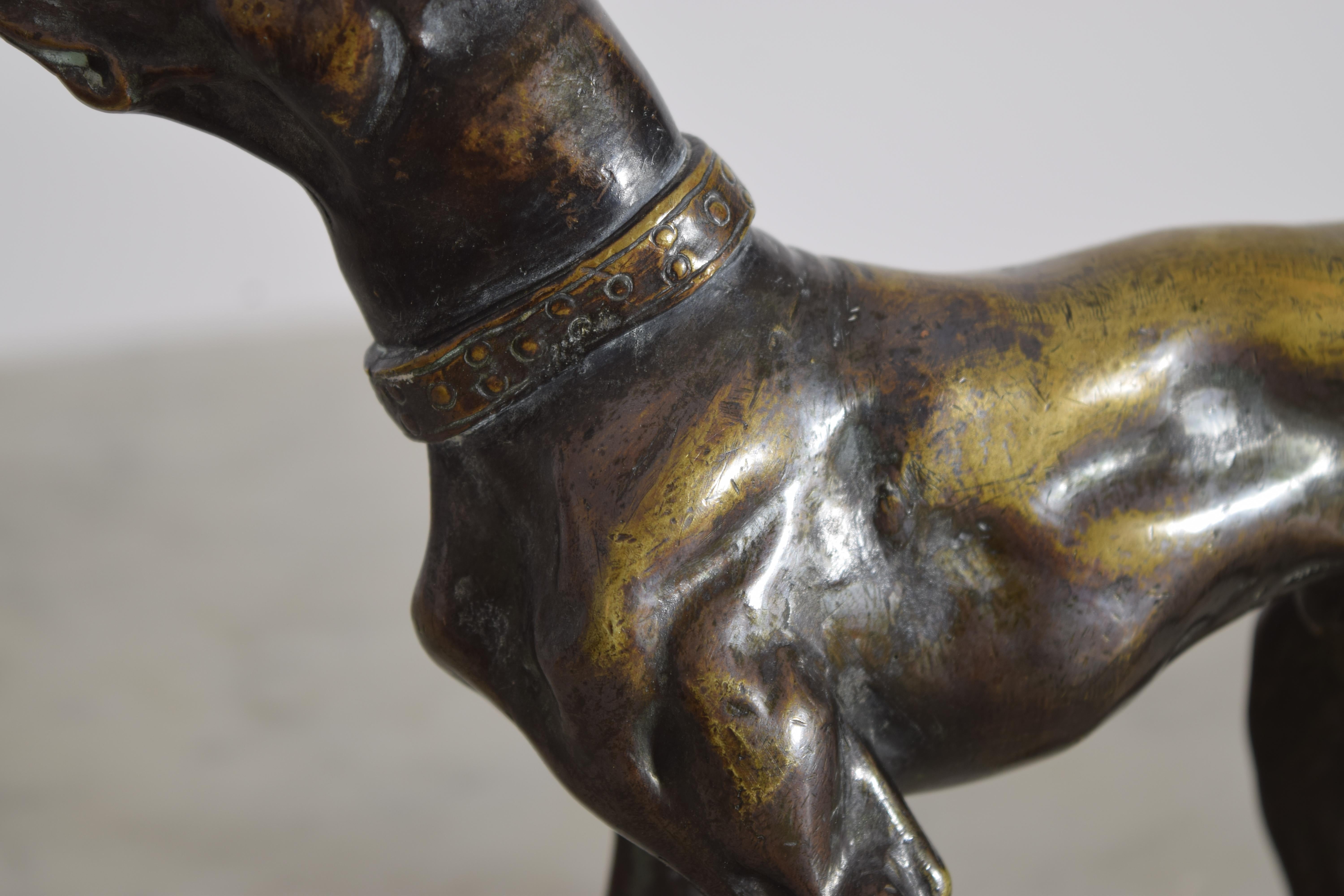 Cane da caccia scolpito in bronzo di Vienna della fine del XIX secolo con collare In condizioni buone in vendita a Atlanta, GA