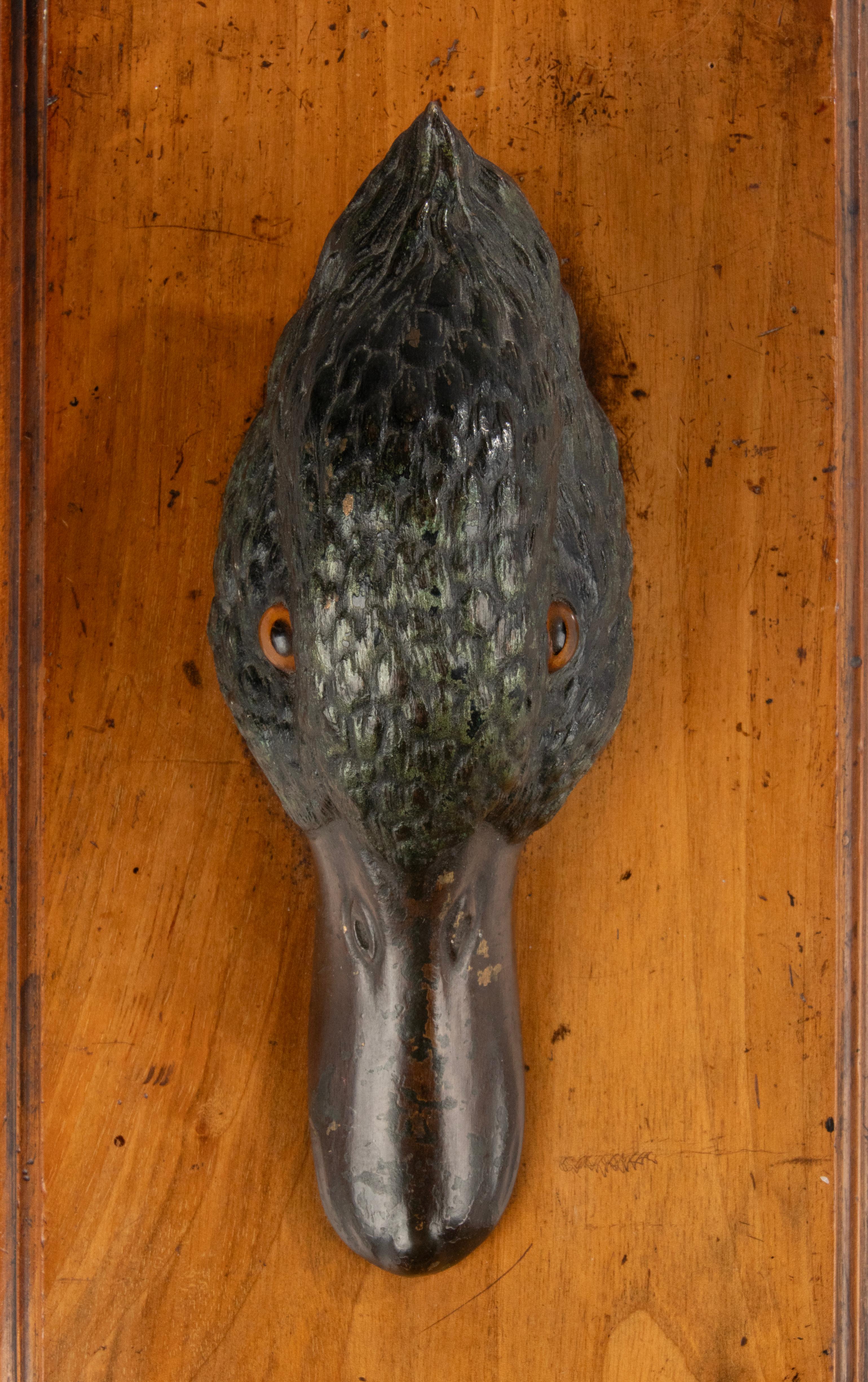 A refined bronze scuylpture of a duck head, functional as a paper clip. Made on a walnut plate. The spring of the clip is in working order.
Vienna bronze. Refined and realistic. In the style of Franz Bergmann. 

Dimensions: 26 (h) x 13 x 7 cm
Free