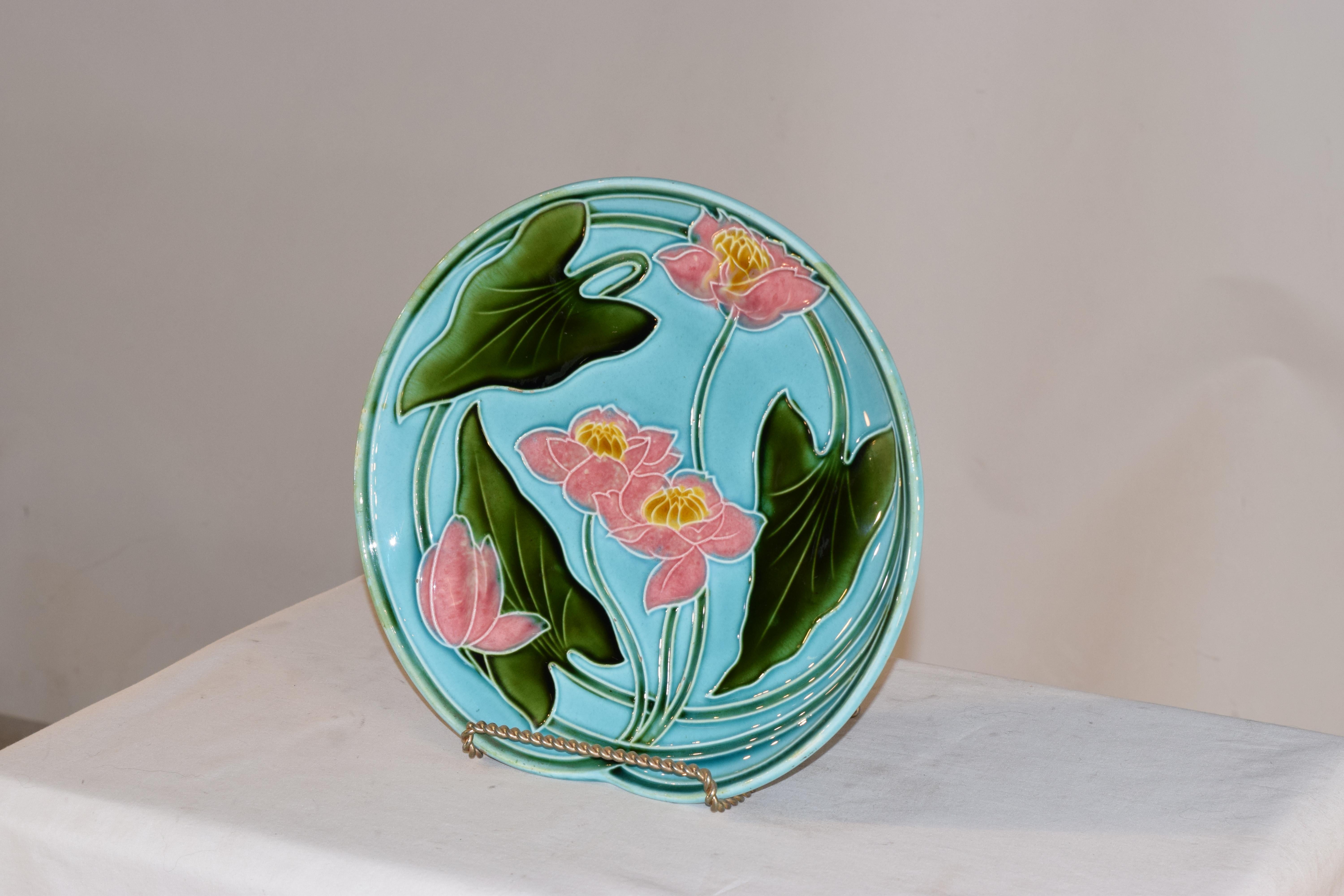 Villeroy & Boch majolica charger in brilliant Art Nouveau design. Signed on the reverse with the Villeroy & Boch Schramburg mark, which dates it from 1883-1912. Stand not included.