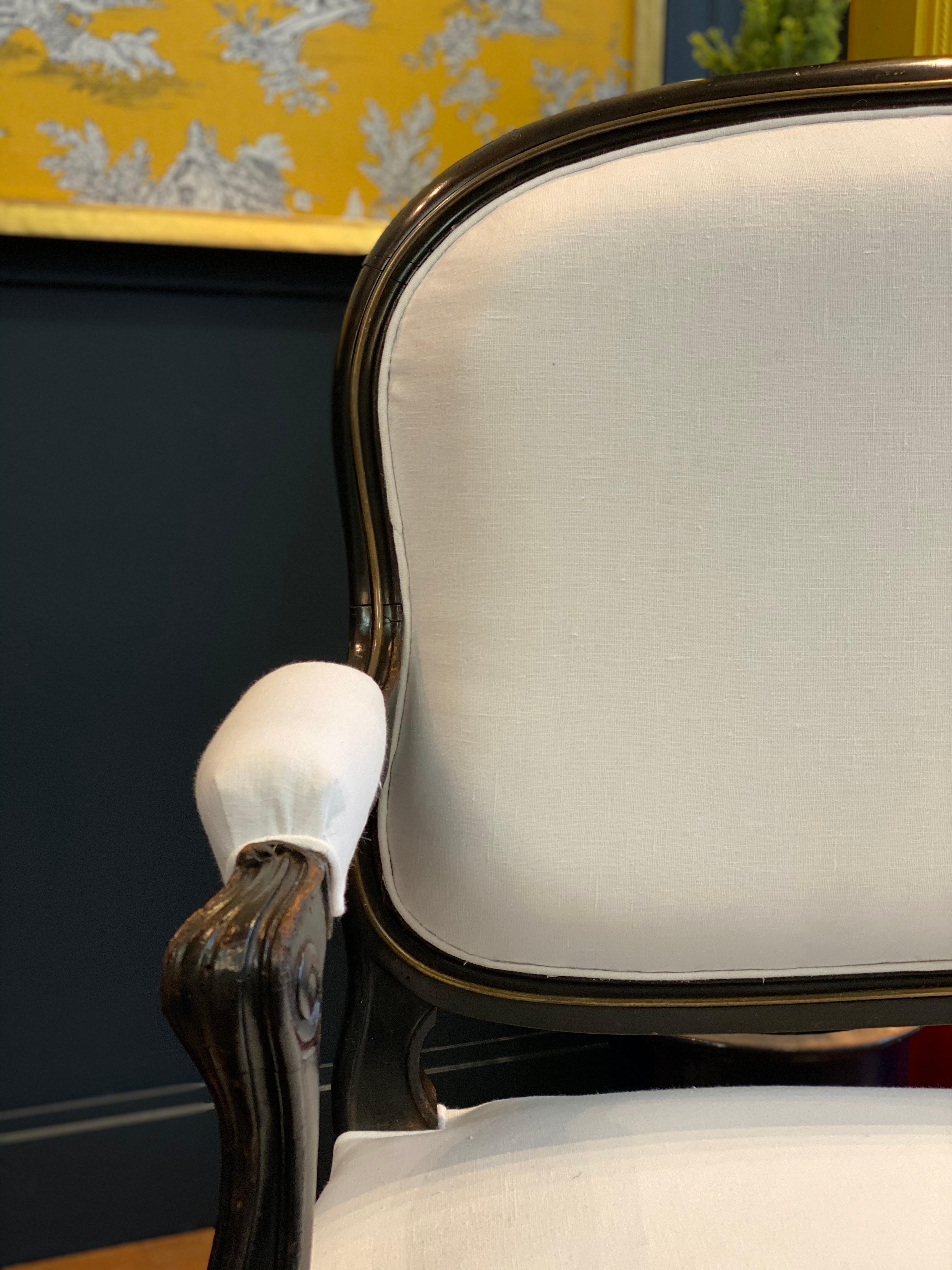 Französisches Napoleon III.-Sessel aus weißem Leinen, neu gepolstert, spätes 19. Jahrhundert im Zustand „Gut“ im Angebot in Brooklyn, NY