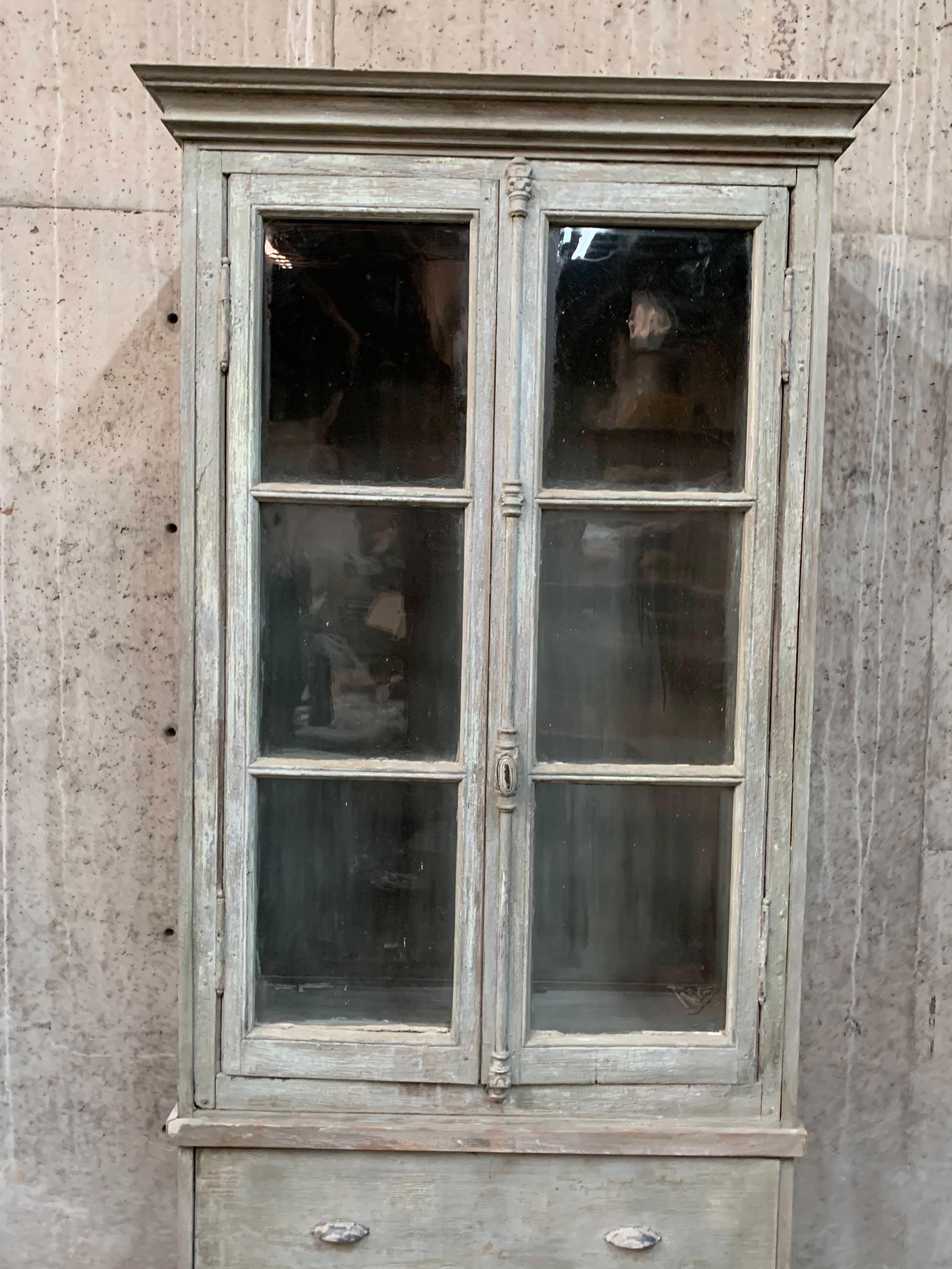 Eleganter und schöner 2-teiliger französischer Vitrinenschrank / Tallboy mit originalen französischen Glastüren. Der obere Teil hat Doppeltüren mit Glasabtrennung, mit originalem Glas und Griff, sowie Einlegeböden, der untere Teil hat 2 Schubladen.