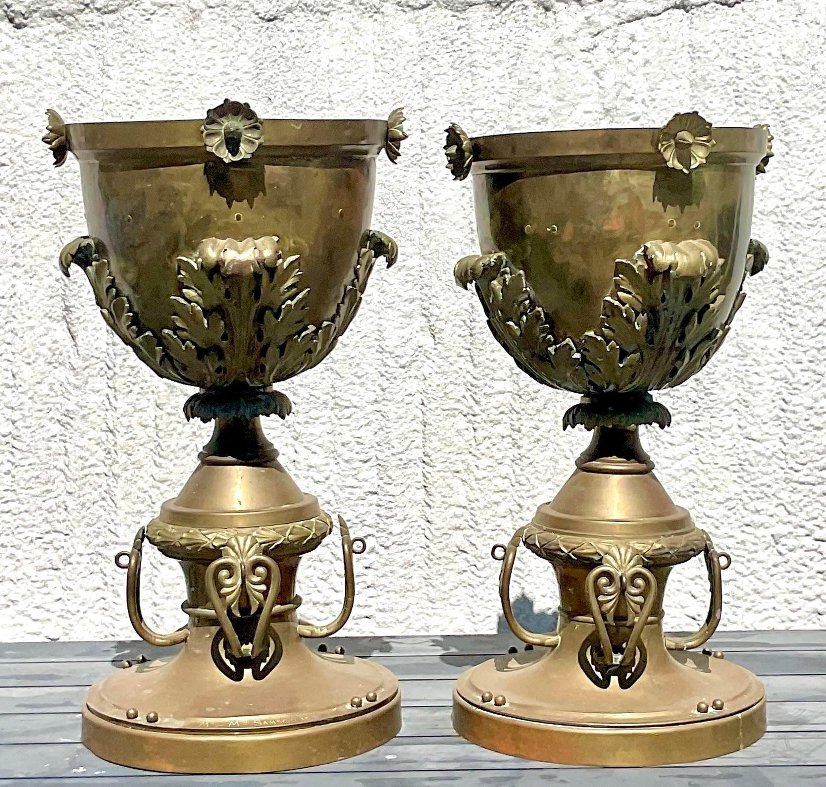 Urna con piede in ottone neo-classica della fine del XIX secolo - una coppia in vendita 4
