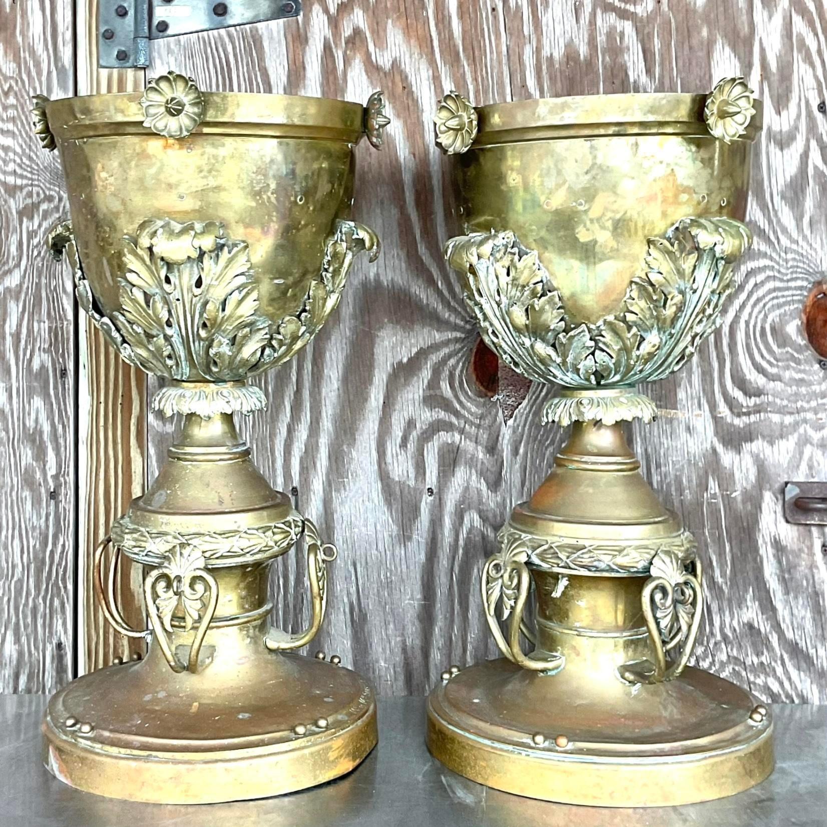 Urna con piede in ottone neo-classica della fine del XIX secolo - una coppia in vendita 5