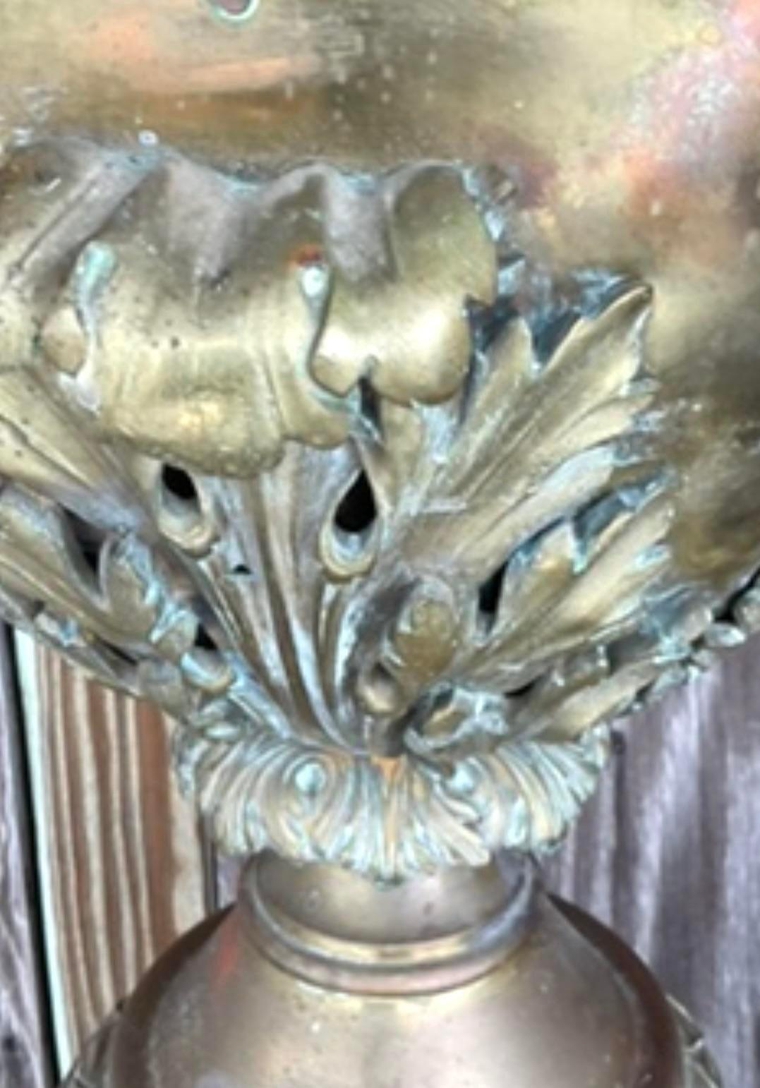 Art Nouveau Urna con piede in ottone neo-classica della fine del XIX secolo - una coppia in vendita