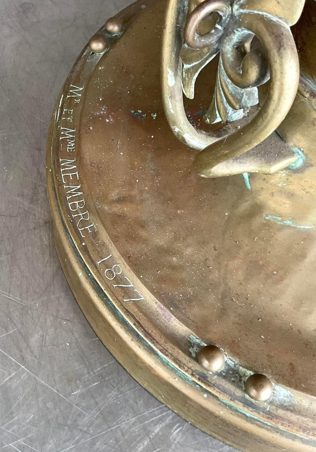 Urna con piede in ottone neo-classica della fine del XIX secolo - una coppia In condizioni buone in vendita a west palm beach, FL