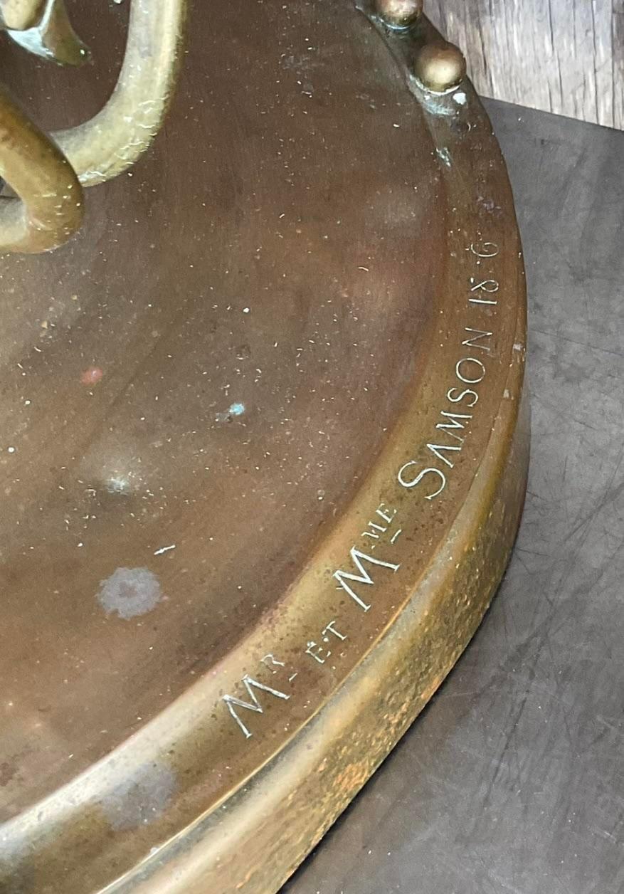 Metallo Urna con piede in ottone neo-classica della fine del XIX secolo - una coppia in vendita