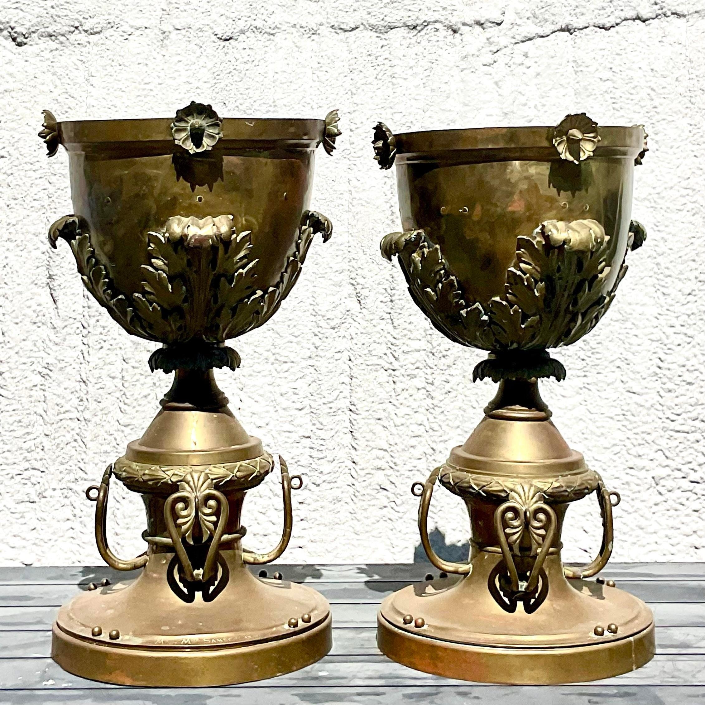 Urna con piede in ottone neo-classica della fine del XIX secolo - una coppia in vendita 2