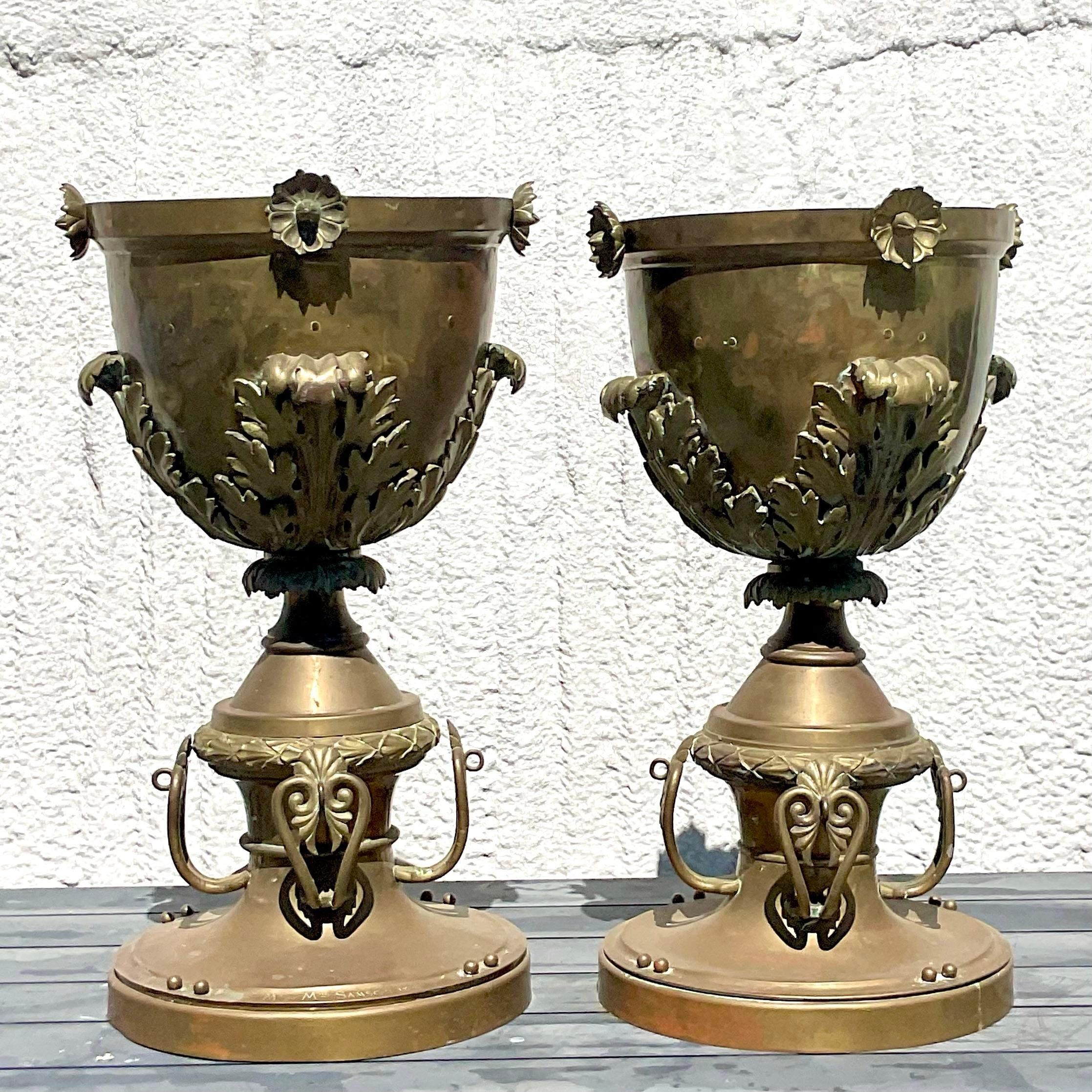 Urna con piede in ottone neo-classica della fine del XIX secolo - una coppia in vendita 3