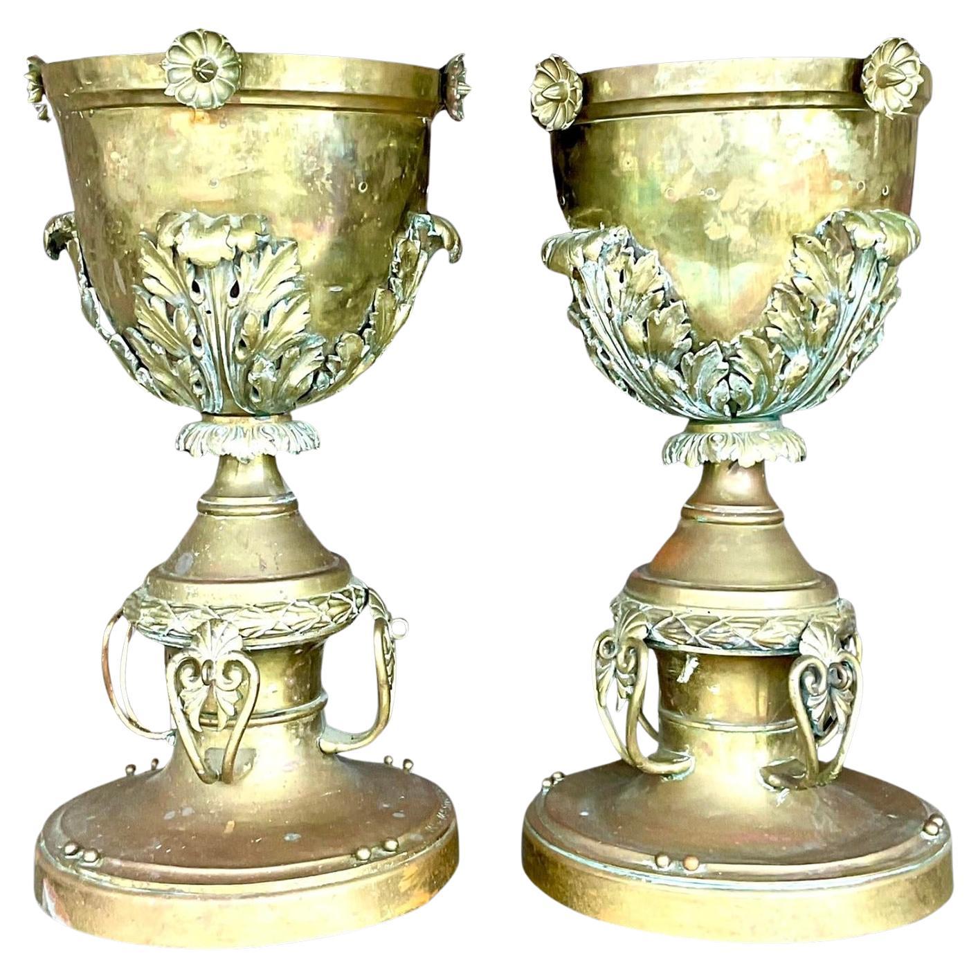 Urna con piede in ottone neo-classica della fine del XIX secolo - una coppia in vendita